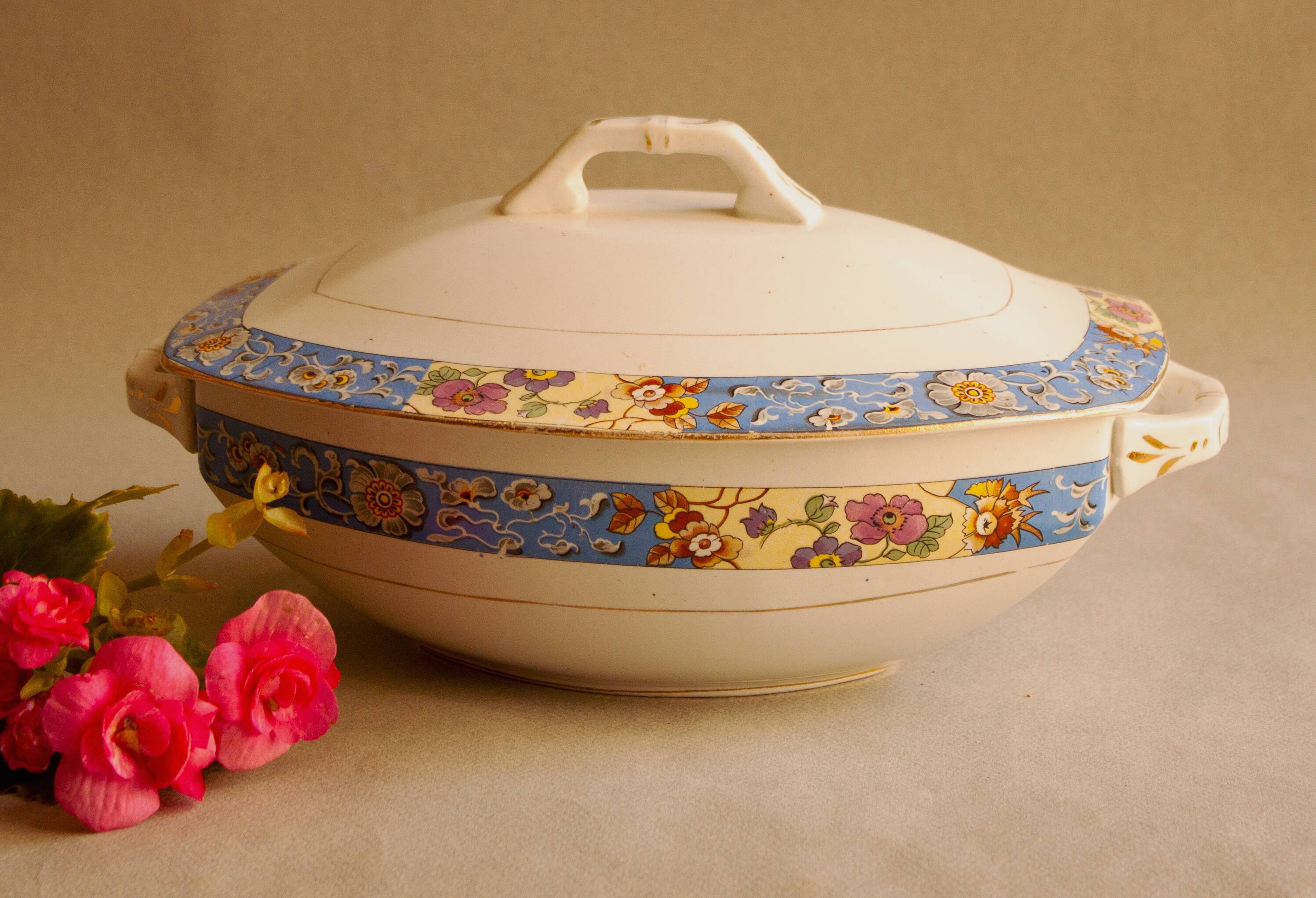 Sopera de porcelana antigua. Manufactured in Spain in the decade of 1920.