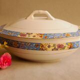 Sopera de porcelana antigua. Manufactured in Spain in the decade of 1920.