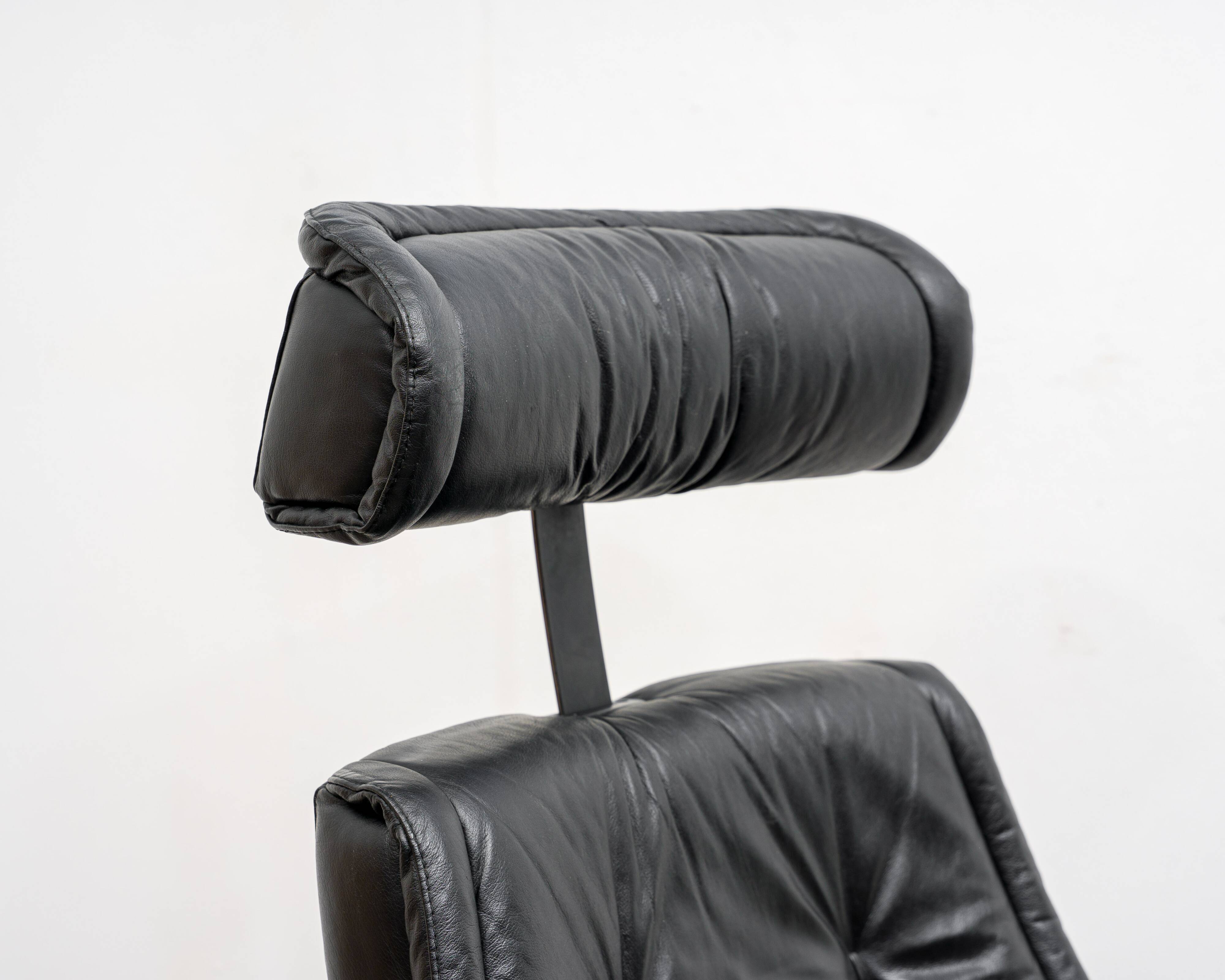 Scandinavian reclining armchair with footrest, stressless