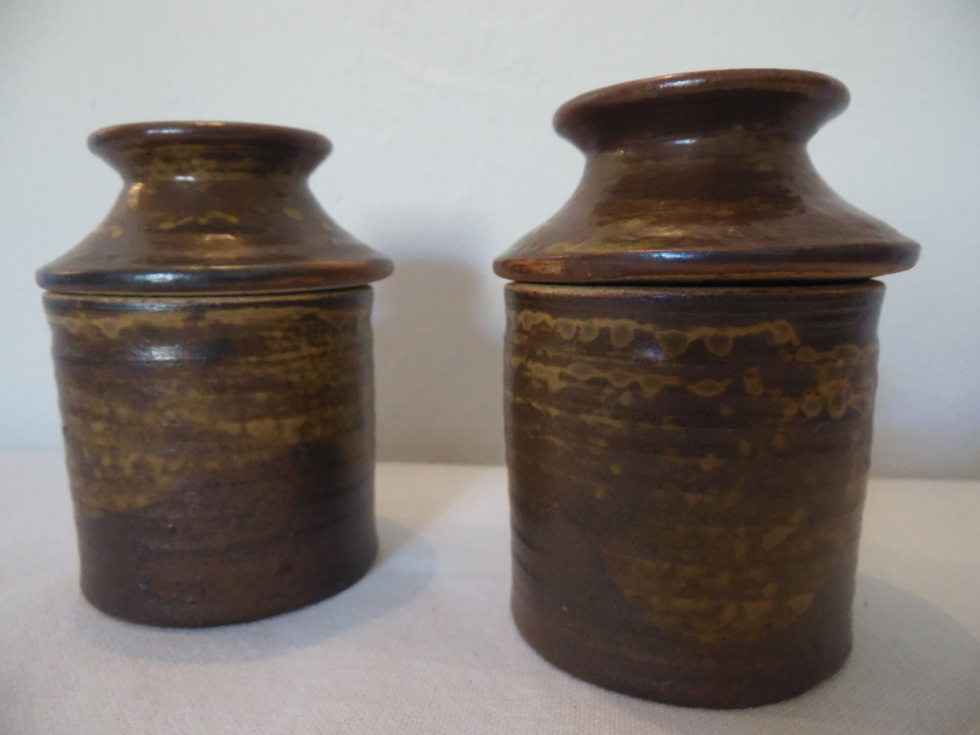 2 pots in gres with signed lid