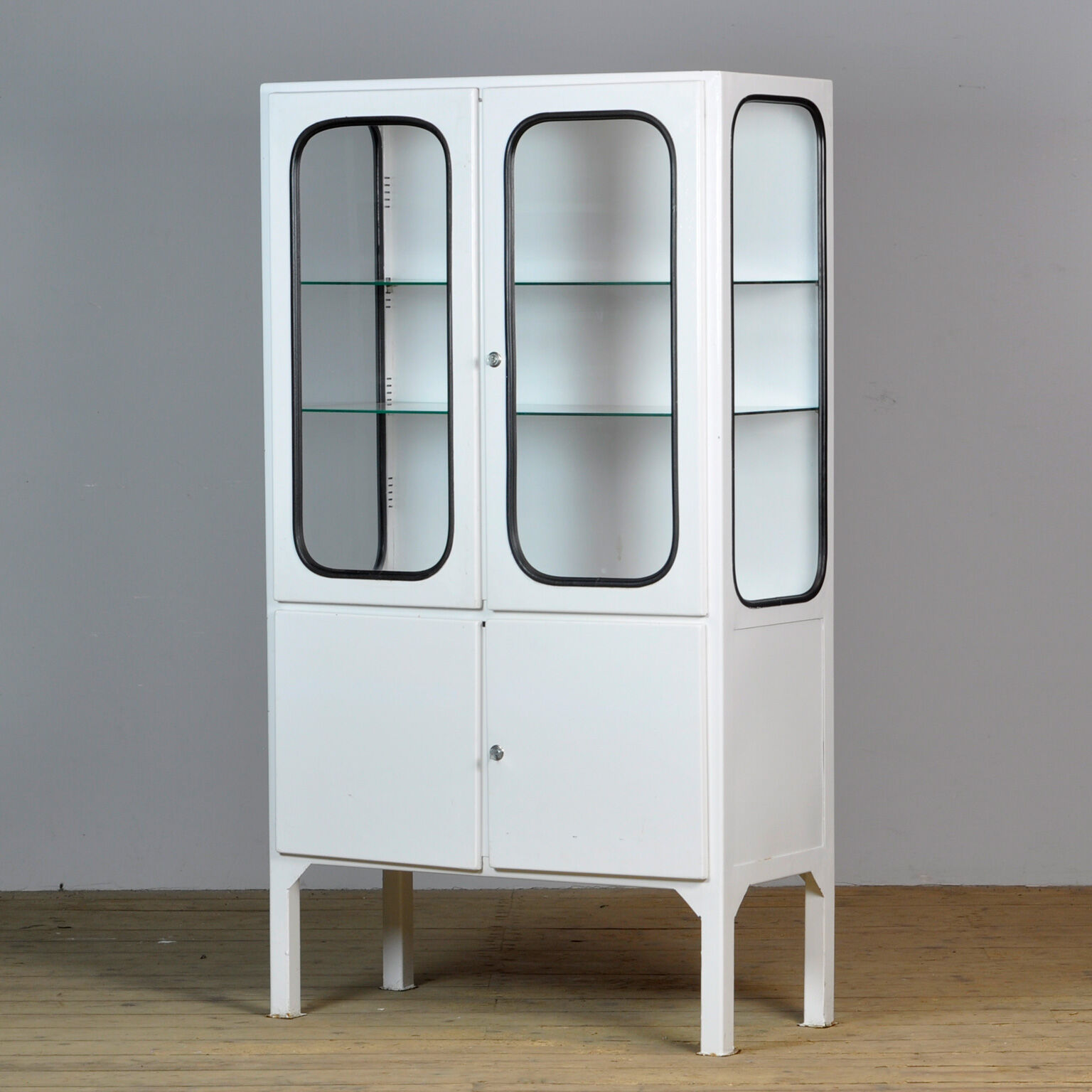 Armoire médicale en verre et fer, années 1970