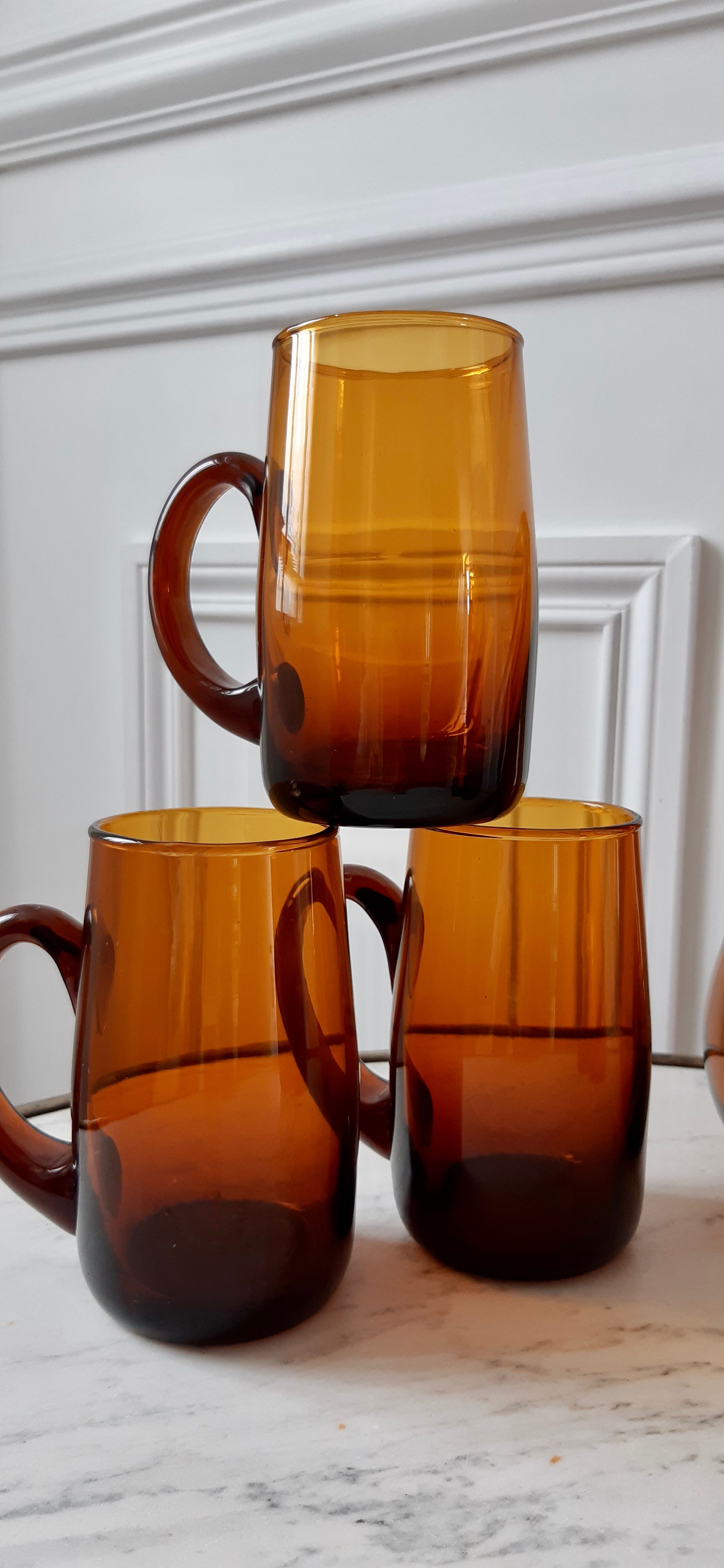 Ensemble composé d’un pichet et de 6 verres ambrés années 70