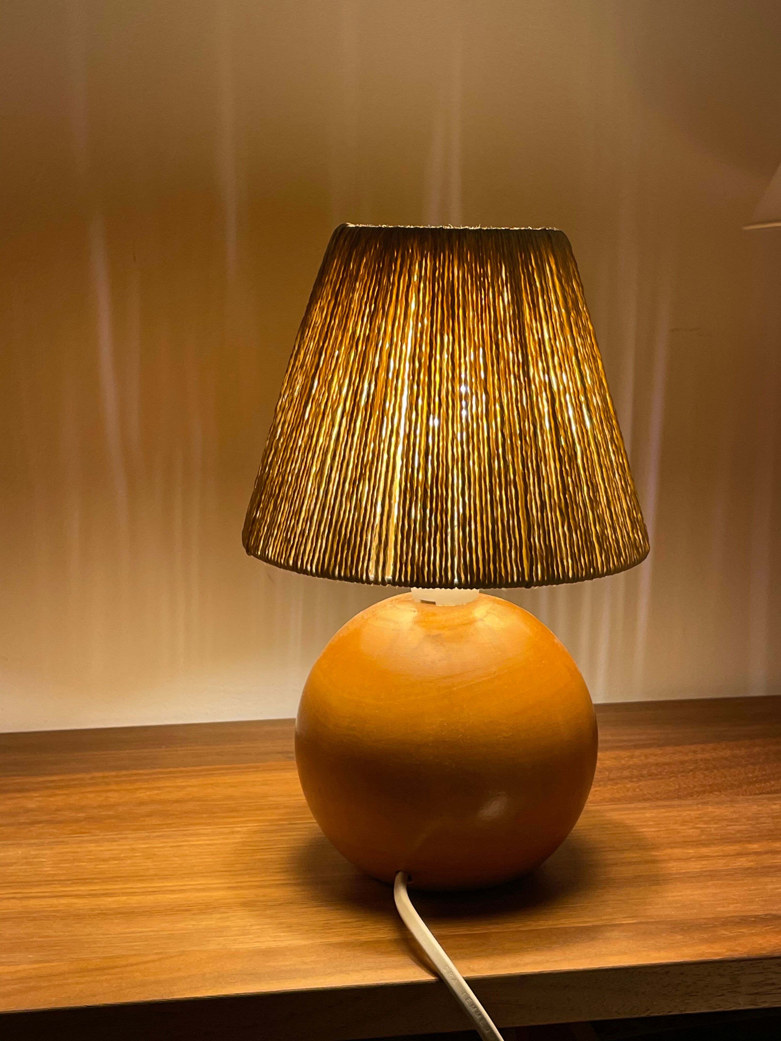 Paire de lampes boule bois massif et fil corde raphia vintage