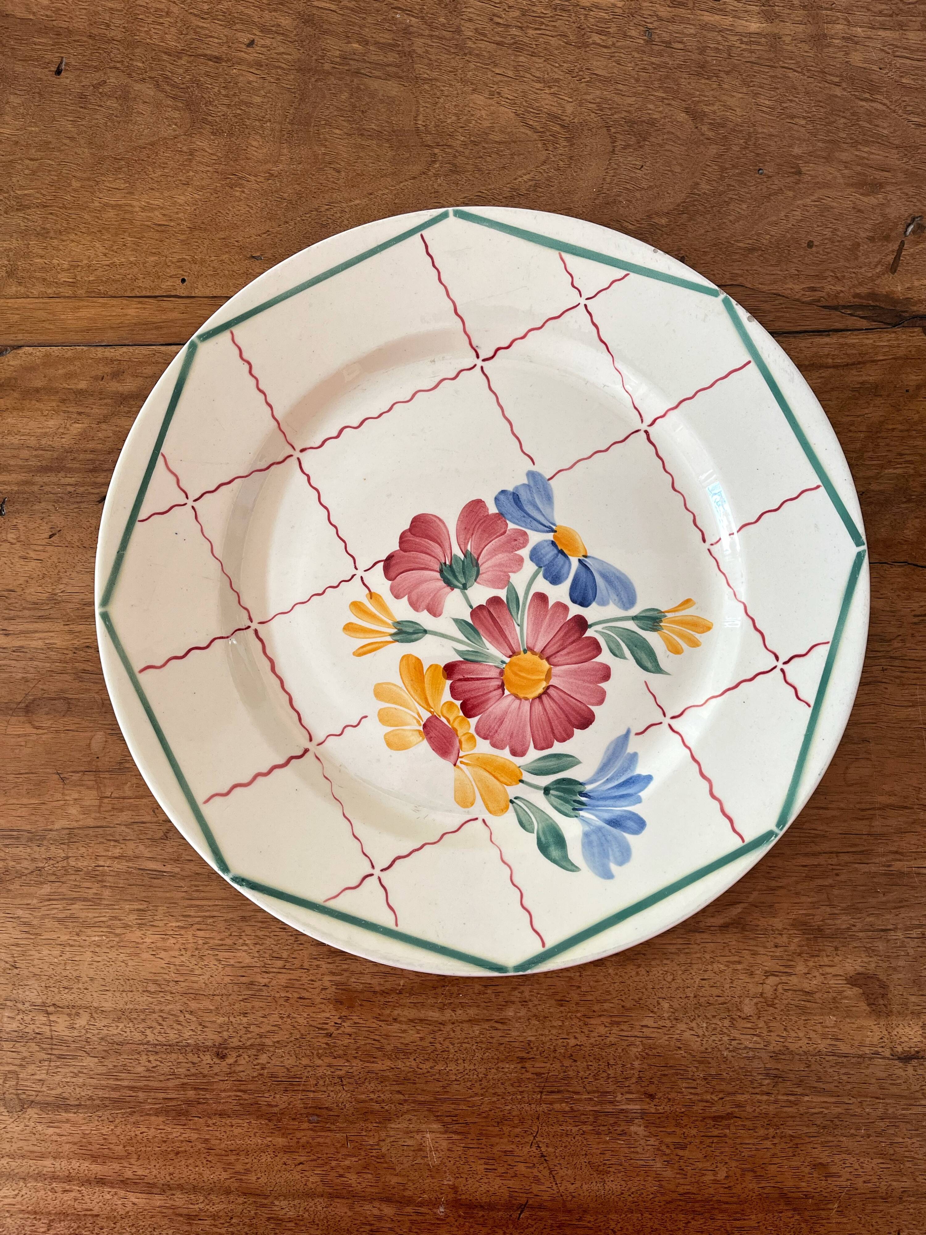 Round earthenware dish from Grasse, HBCM (Hippolyte Boulenger, Creil Montereau)