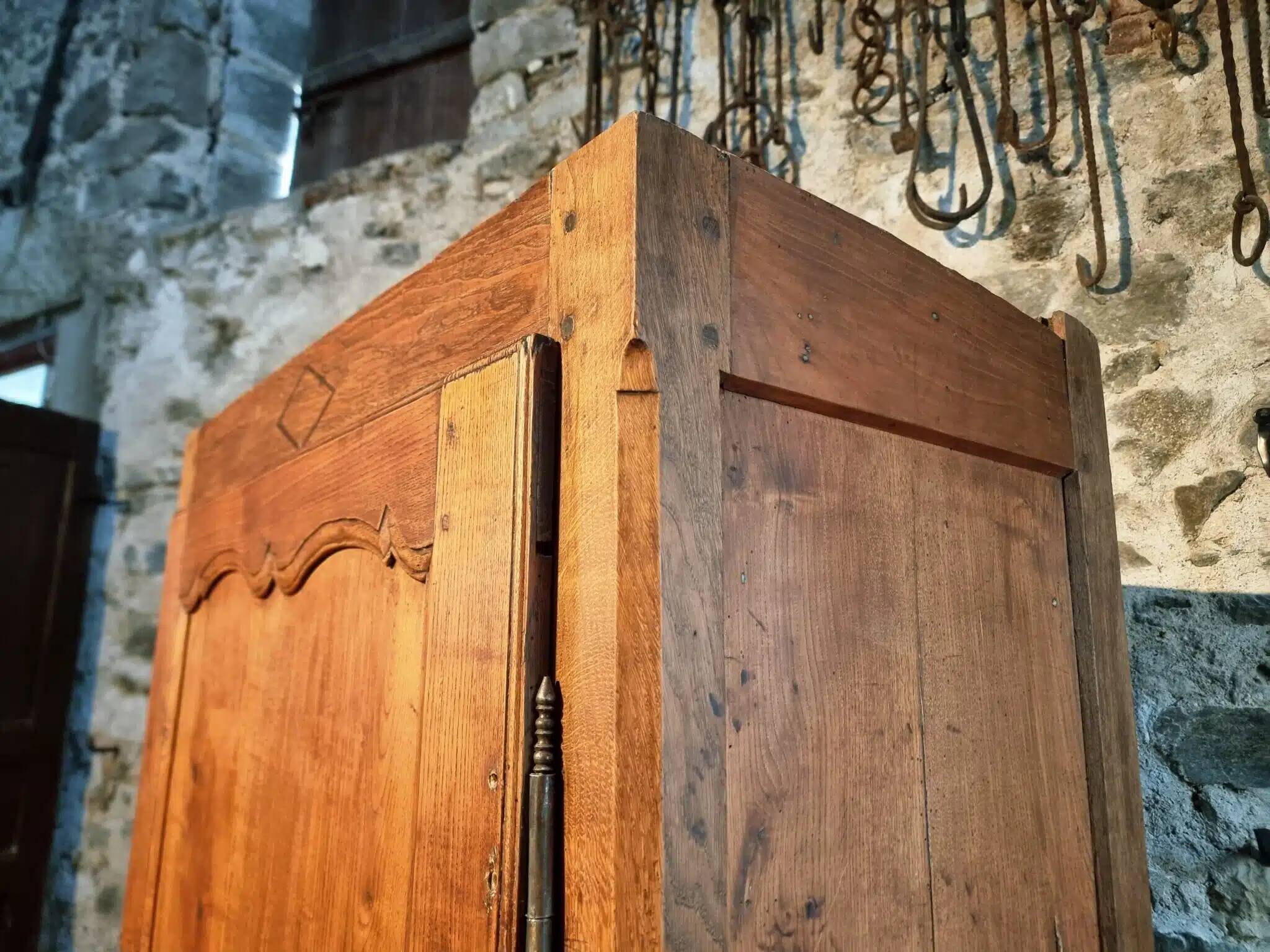 Armoire ancienne française en châtaignier – XVIIIe siècle
