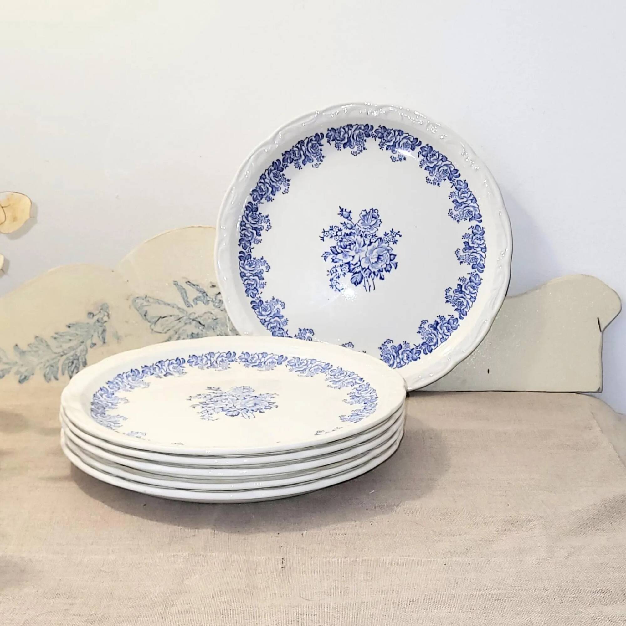 Superb service of 6 antique plates with blue floral decoration - Scalloped edge