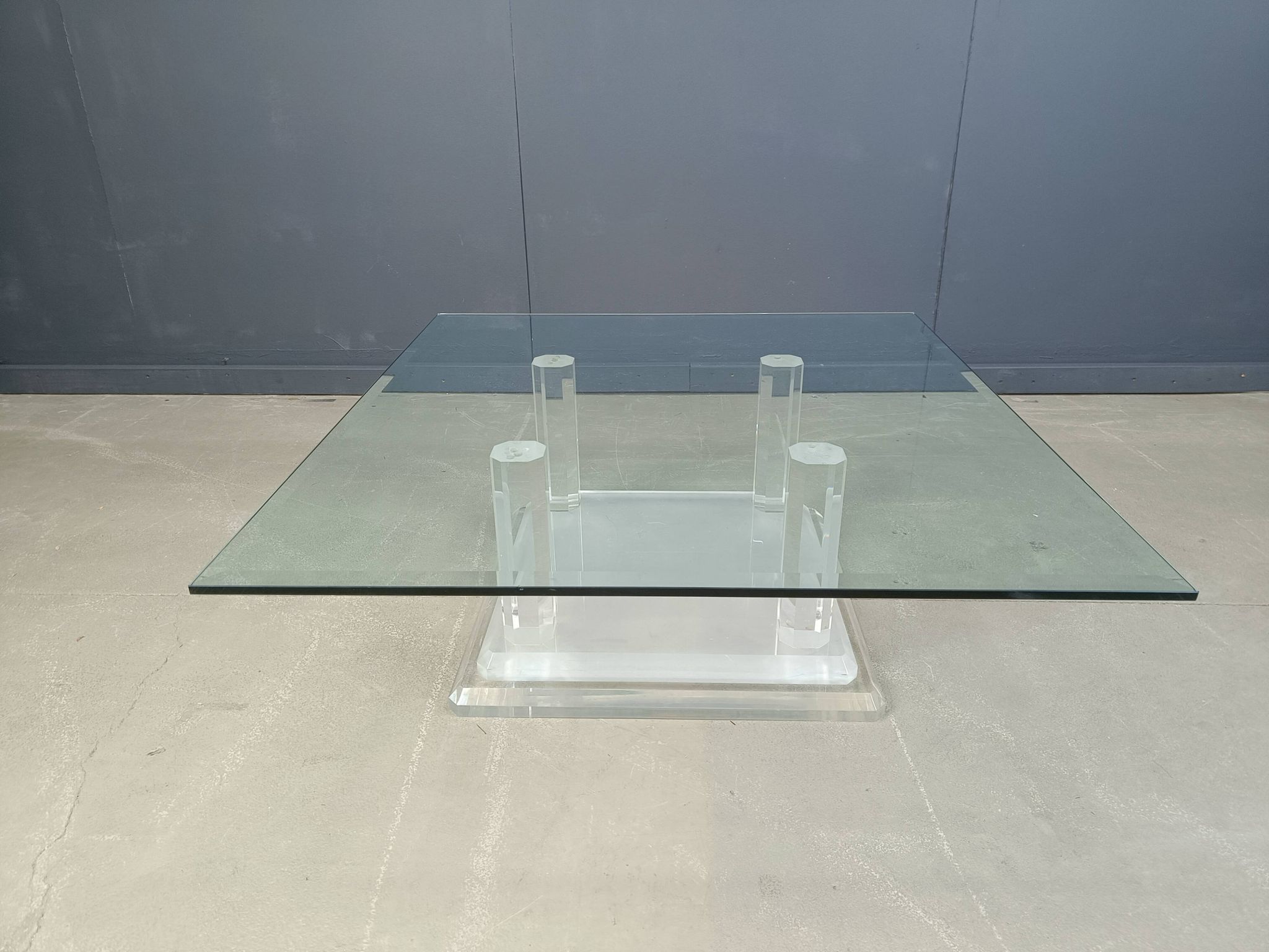 Table basse ou table d'appoint en Lucite, années 1970