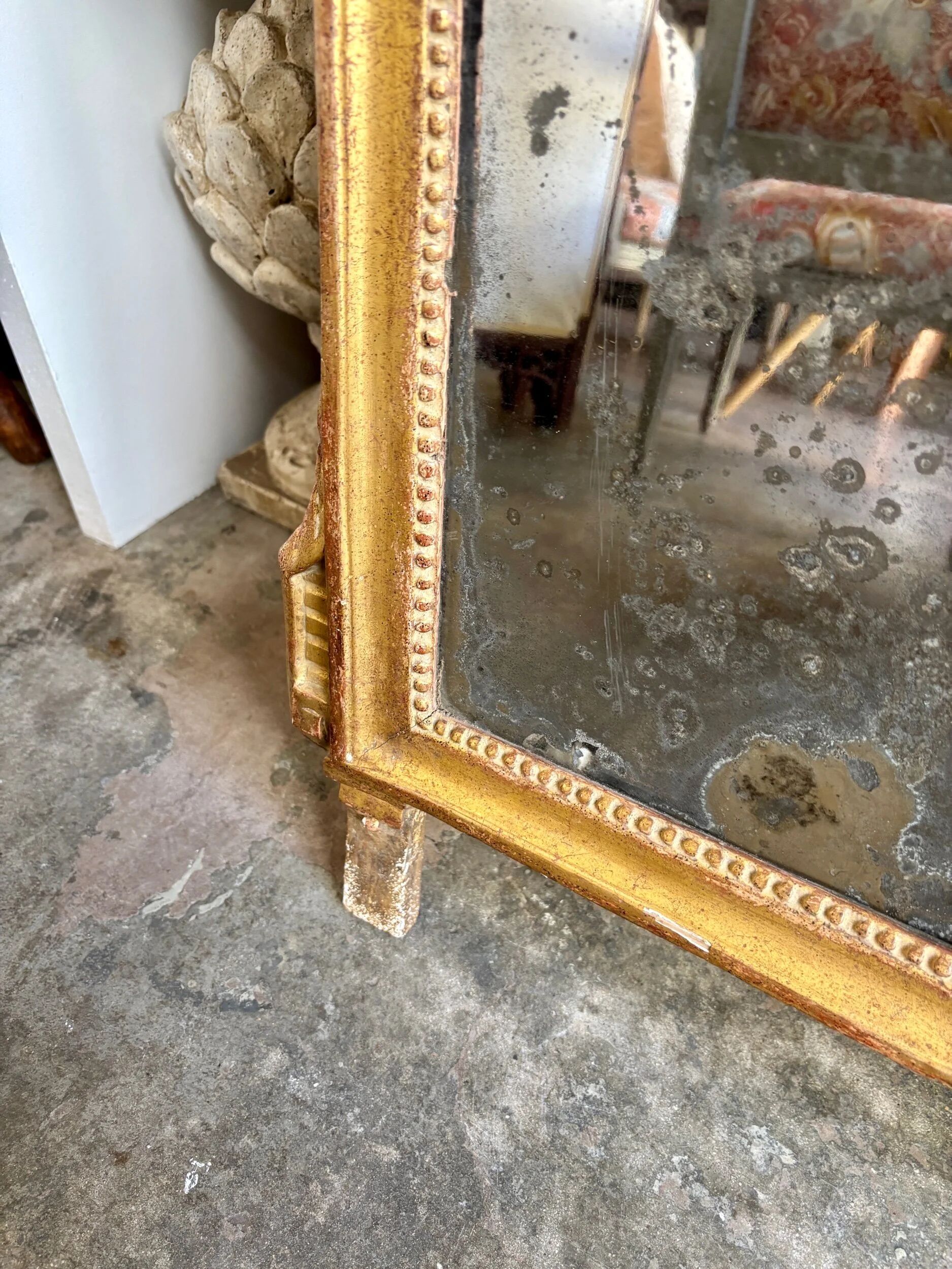 Miroir à fronton en bois et stuc doré 85,5 x 45 cm
