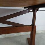 Scandinavian table with system
