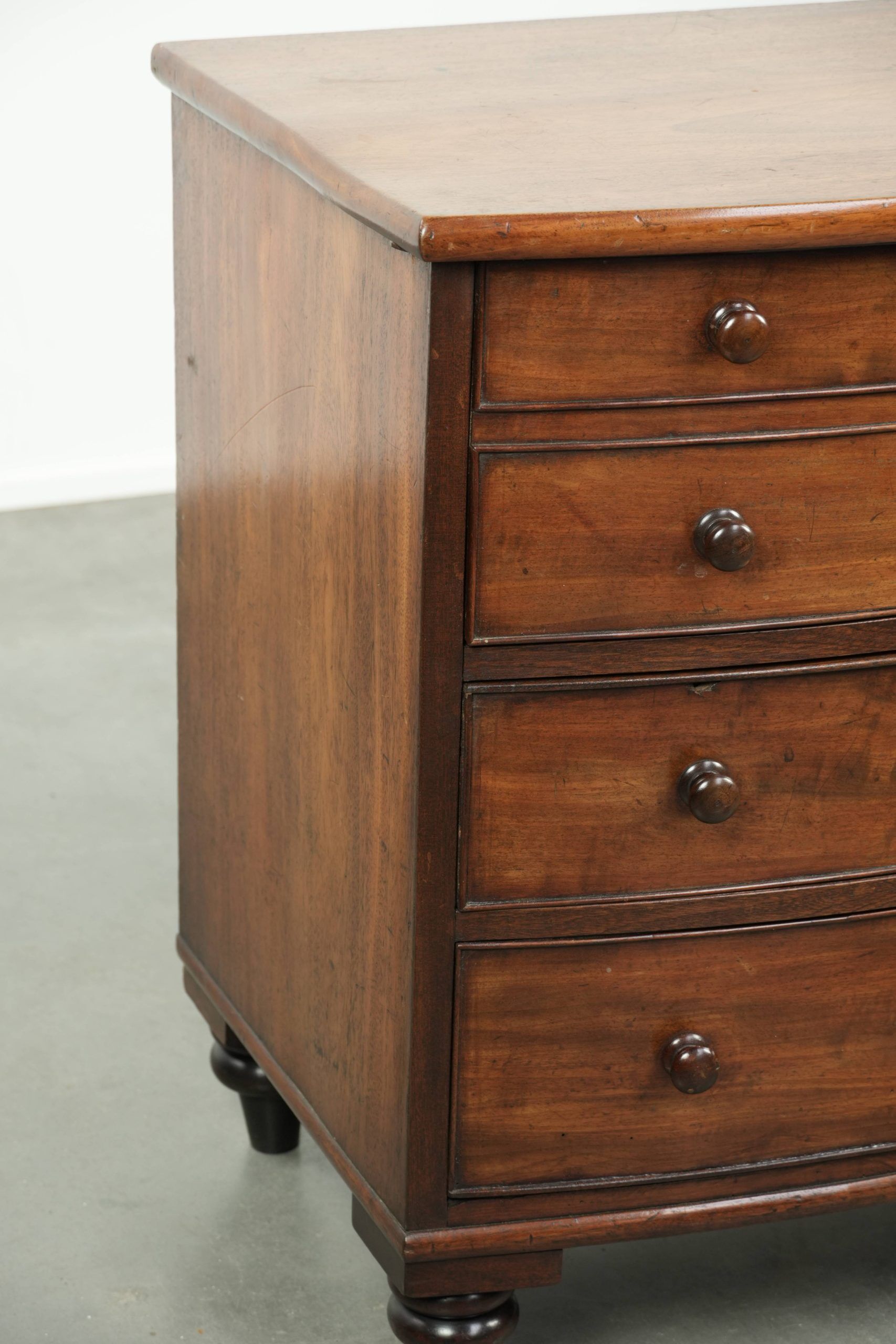 Commode anglaise du 19e siècle en taille subtile et unique.