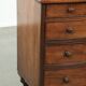Commode anglaise du 19e siècle en taille subtile et unique.