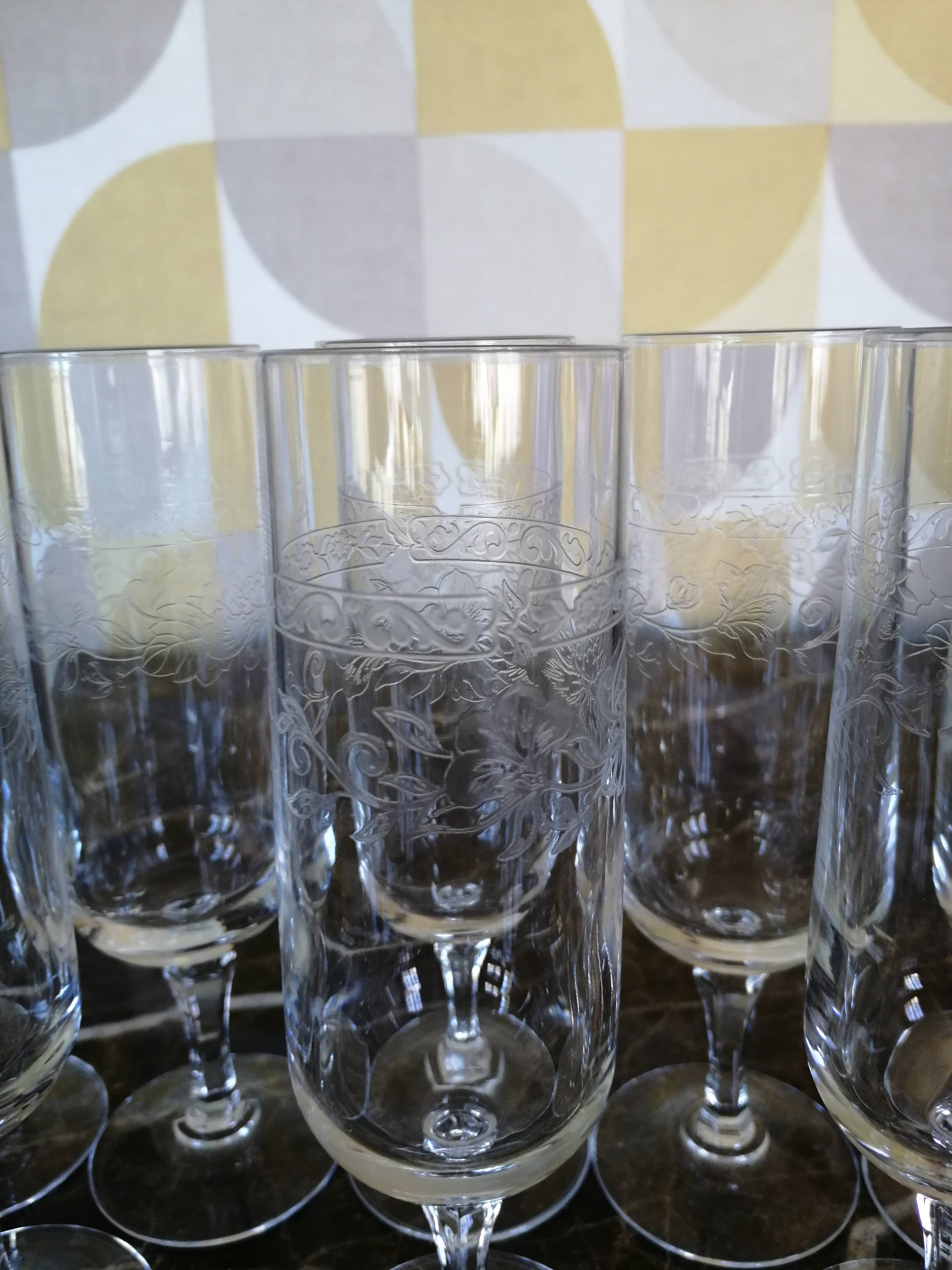 Lot of 8 engraved crystal champagne flutes