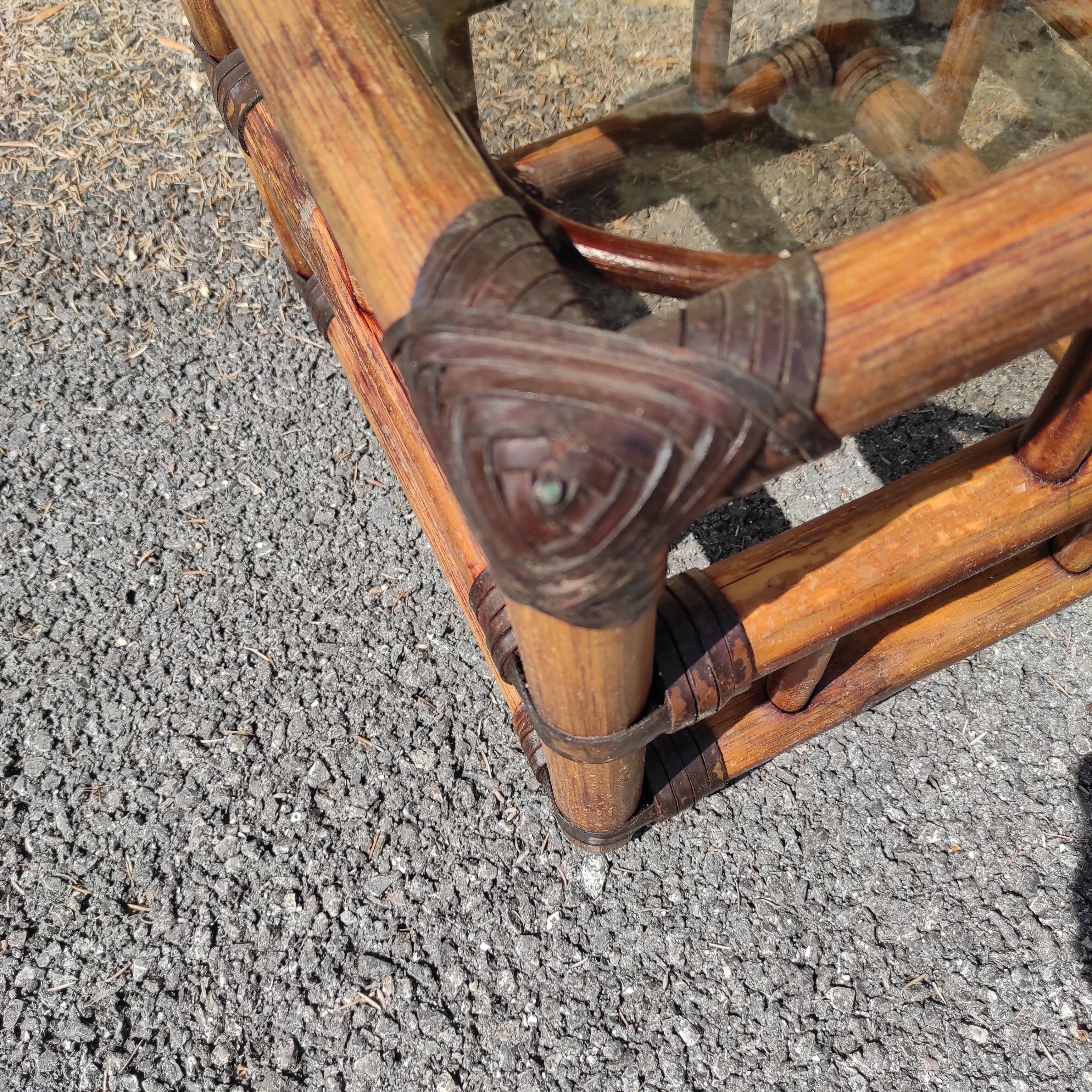 Table d'appoint en bambou vintage avec 1 plateau en verre couleur ambre foncé