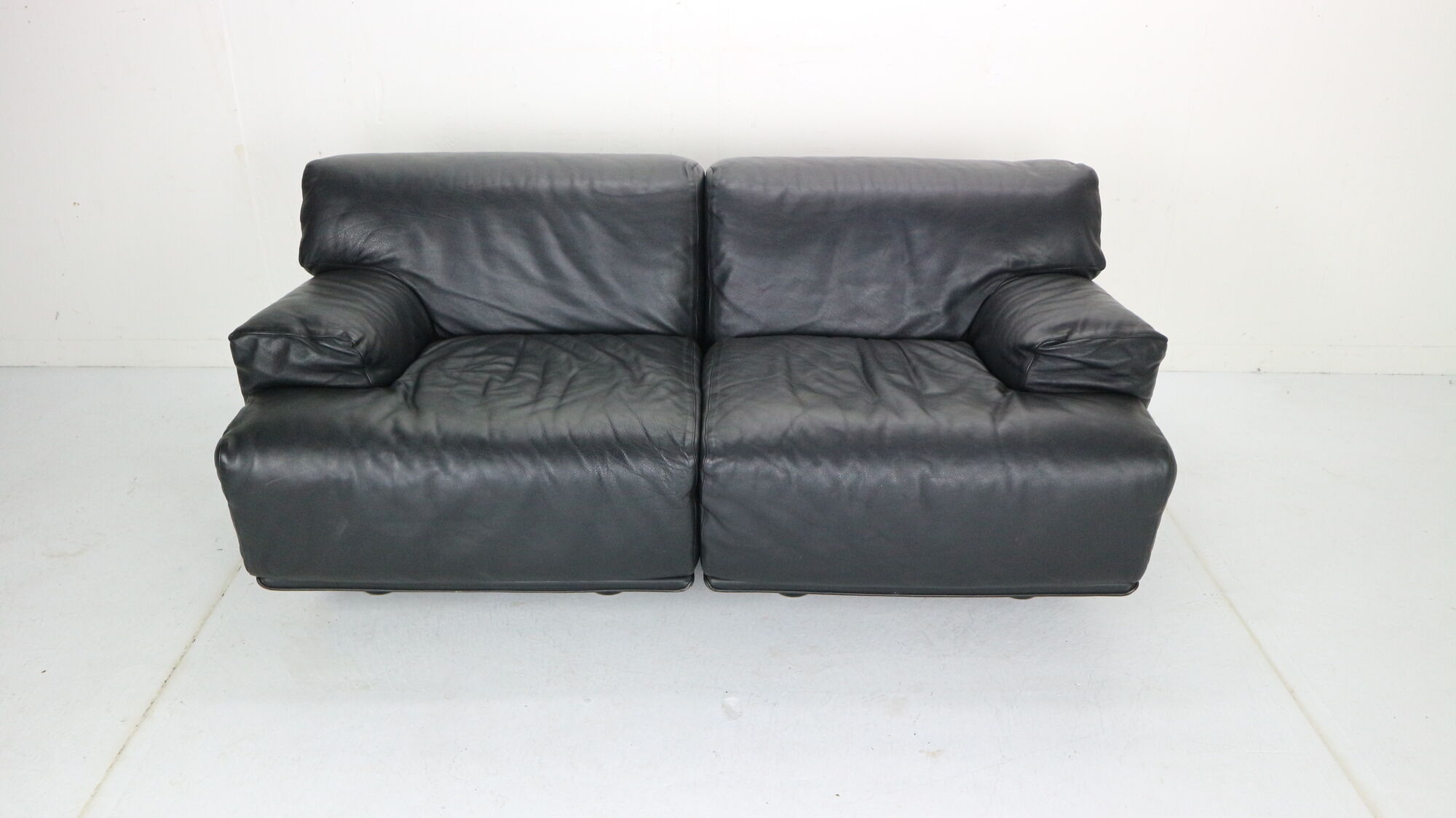 Leather 2-seater sofa "Fiandra" by Vico Magistretti for Cassina, 1970, Italy