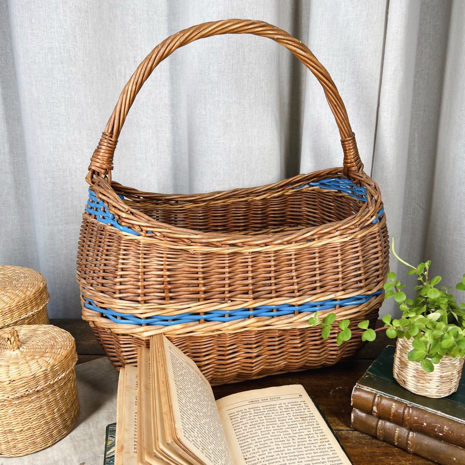 Panier en osier avec anse et scoubidou bleu