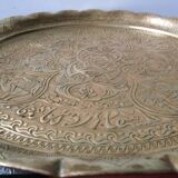 Plateau en laiton d’art islamique avec calligraphie et ornements