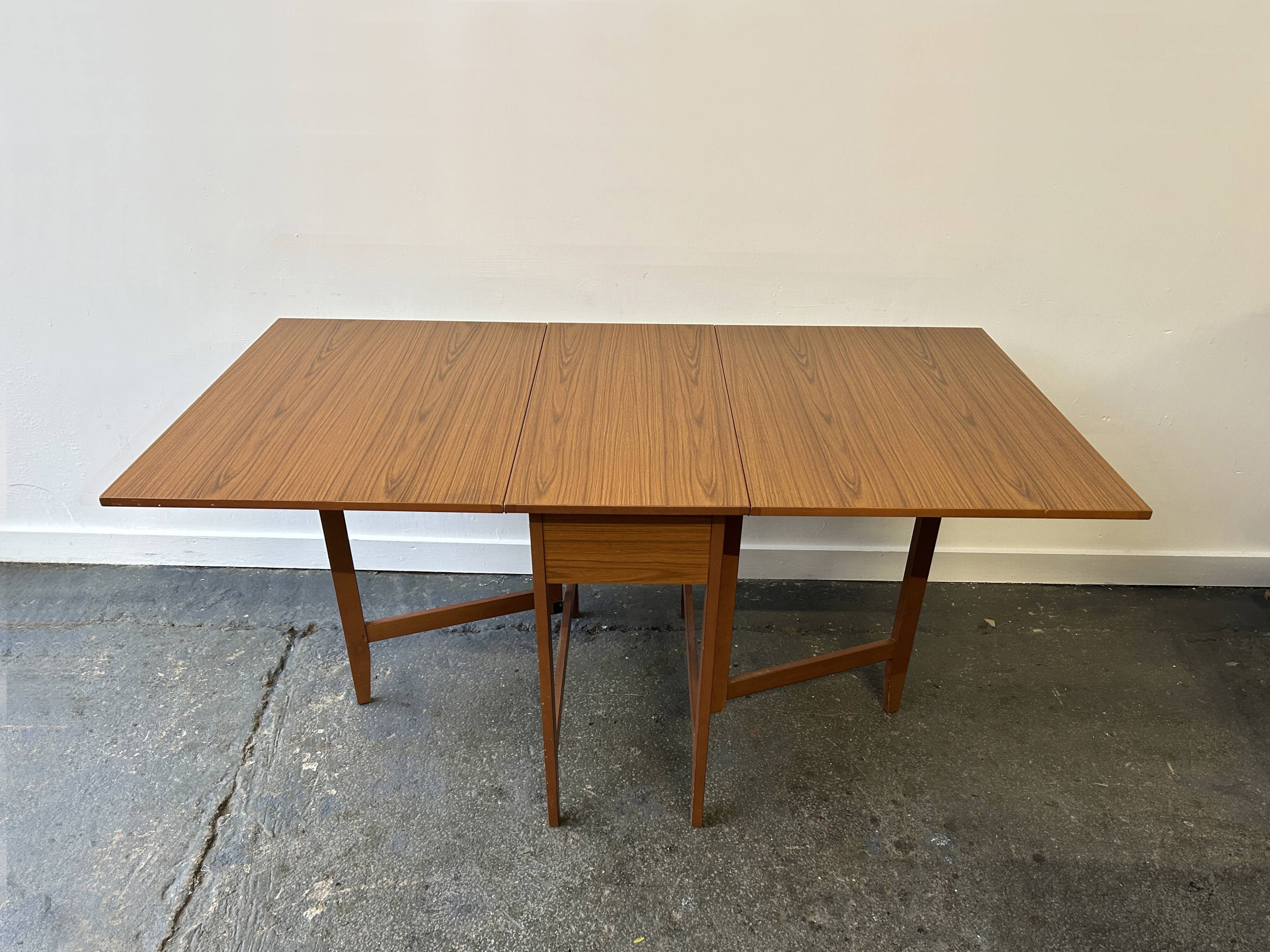 Table à manger extensible Mid-Century Modern des années 1960 par Schrieber Furniture