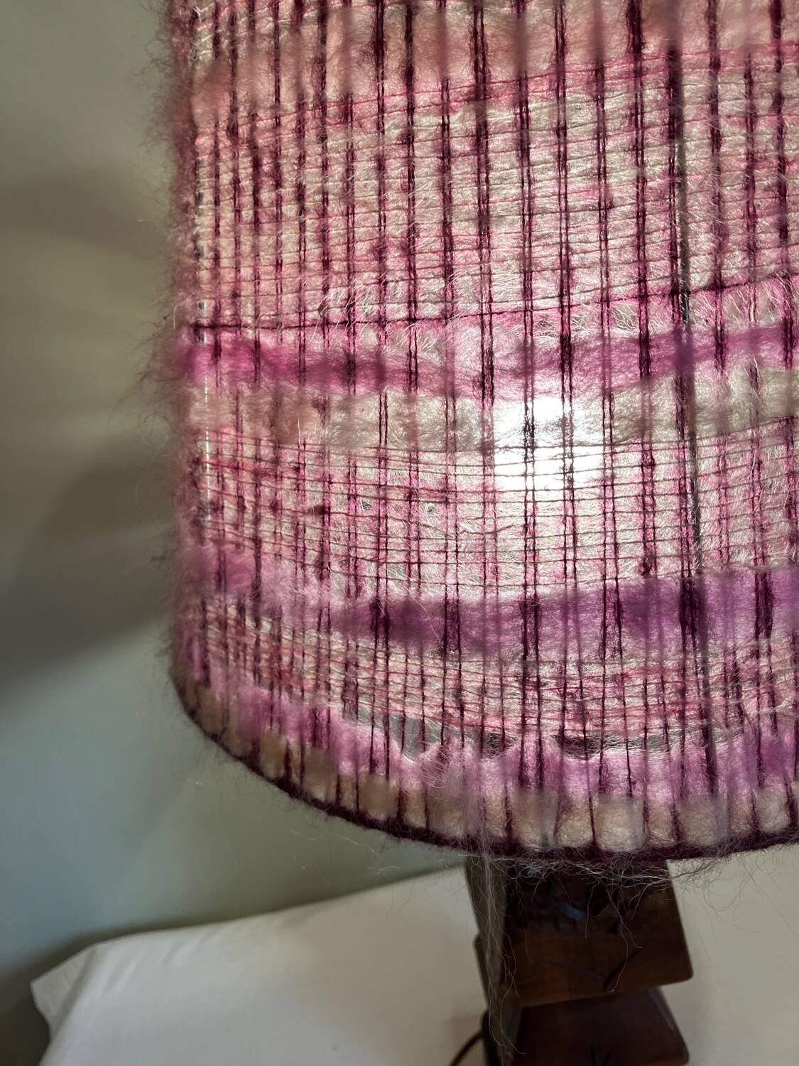 Lampe de table en bois sculpté, abat-jour en laine