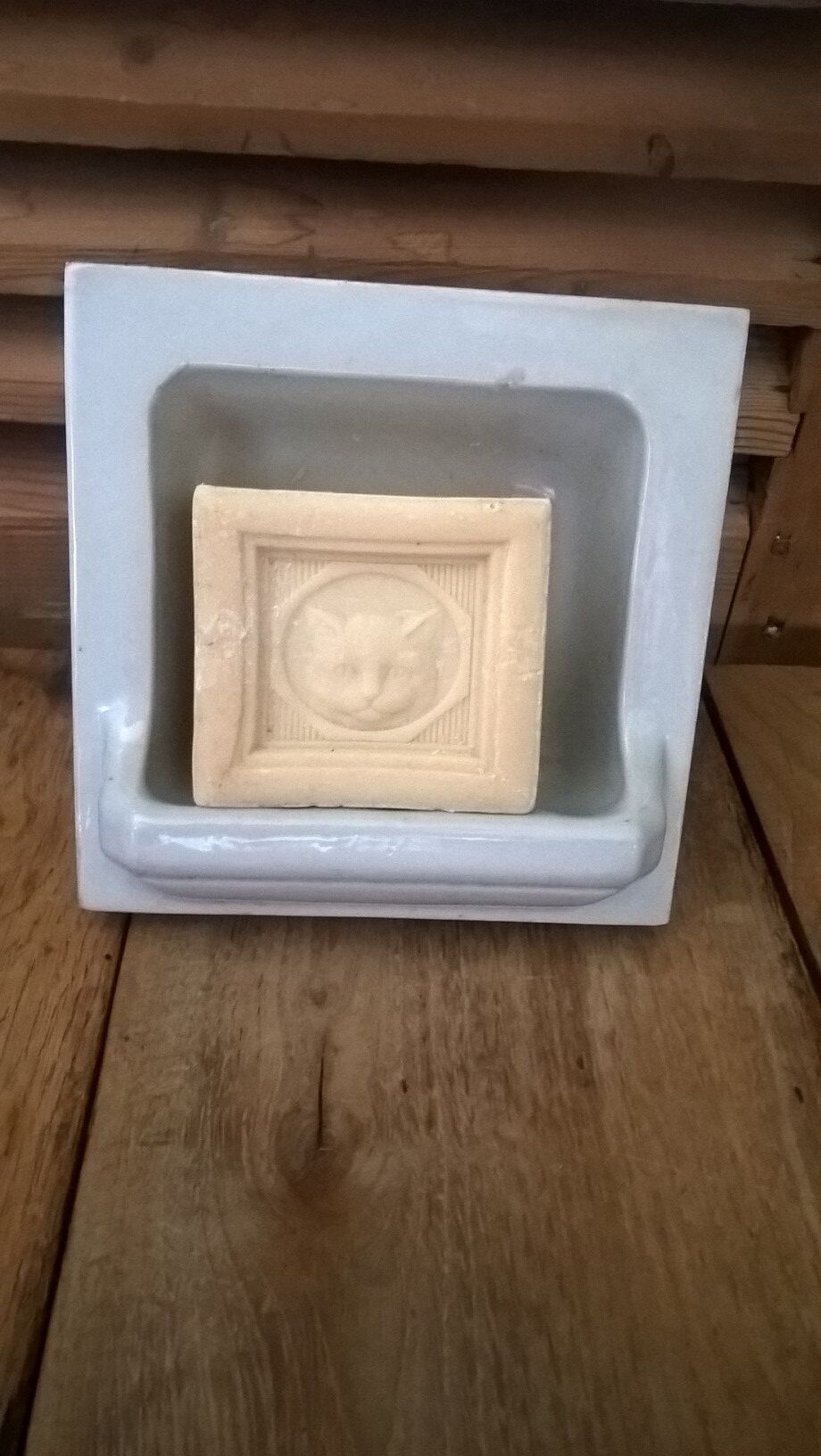 Wall-mounted wall soap door with built-in vintage ceramic