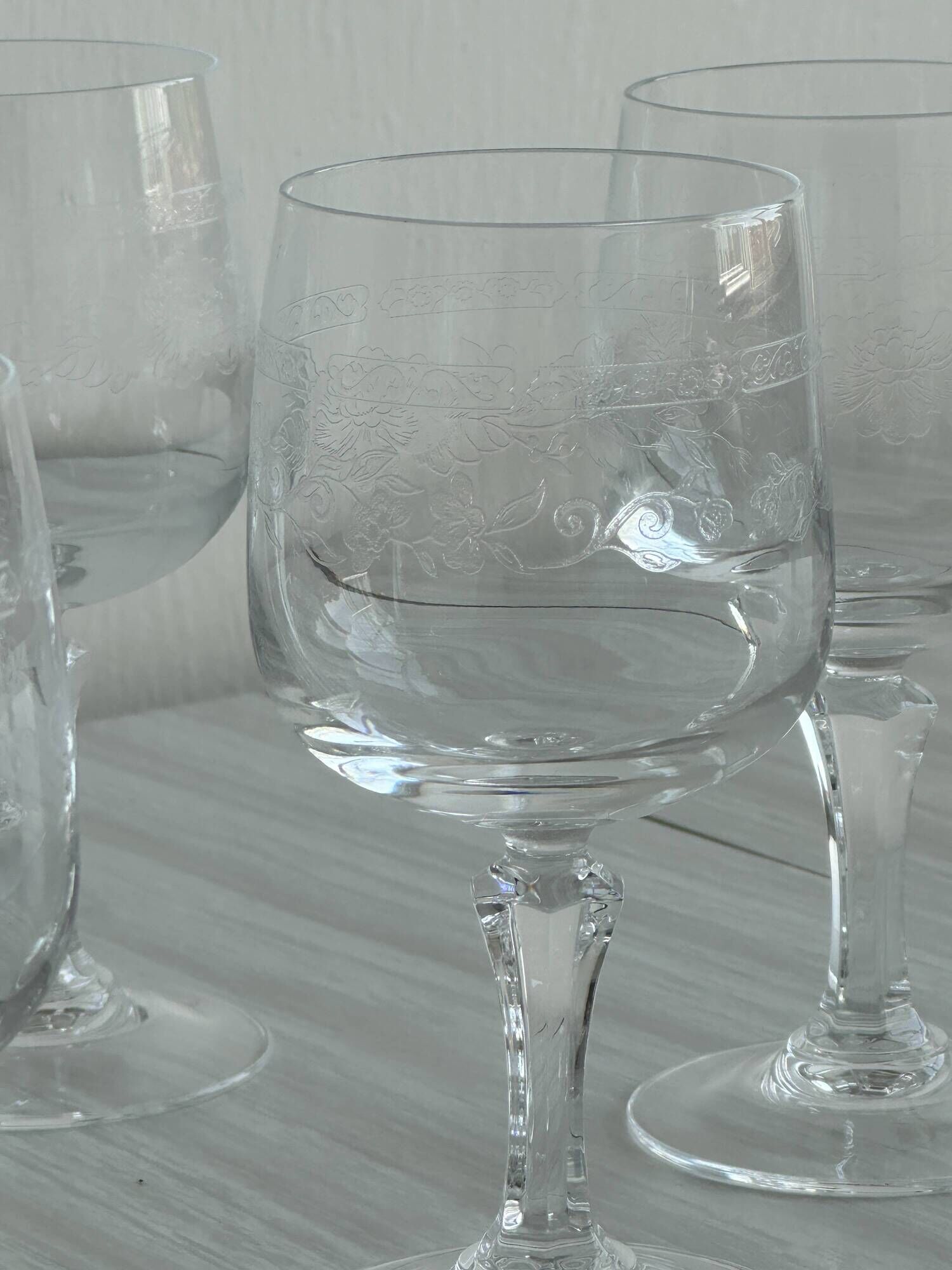 6 white wine glasses in chiseled crystal with floral motifs Matignon model.
