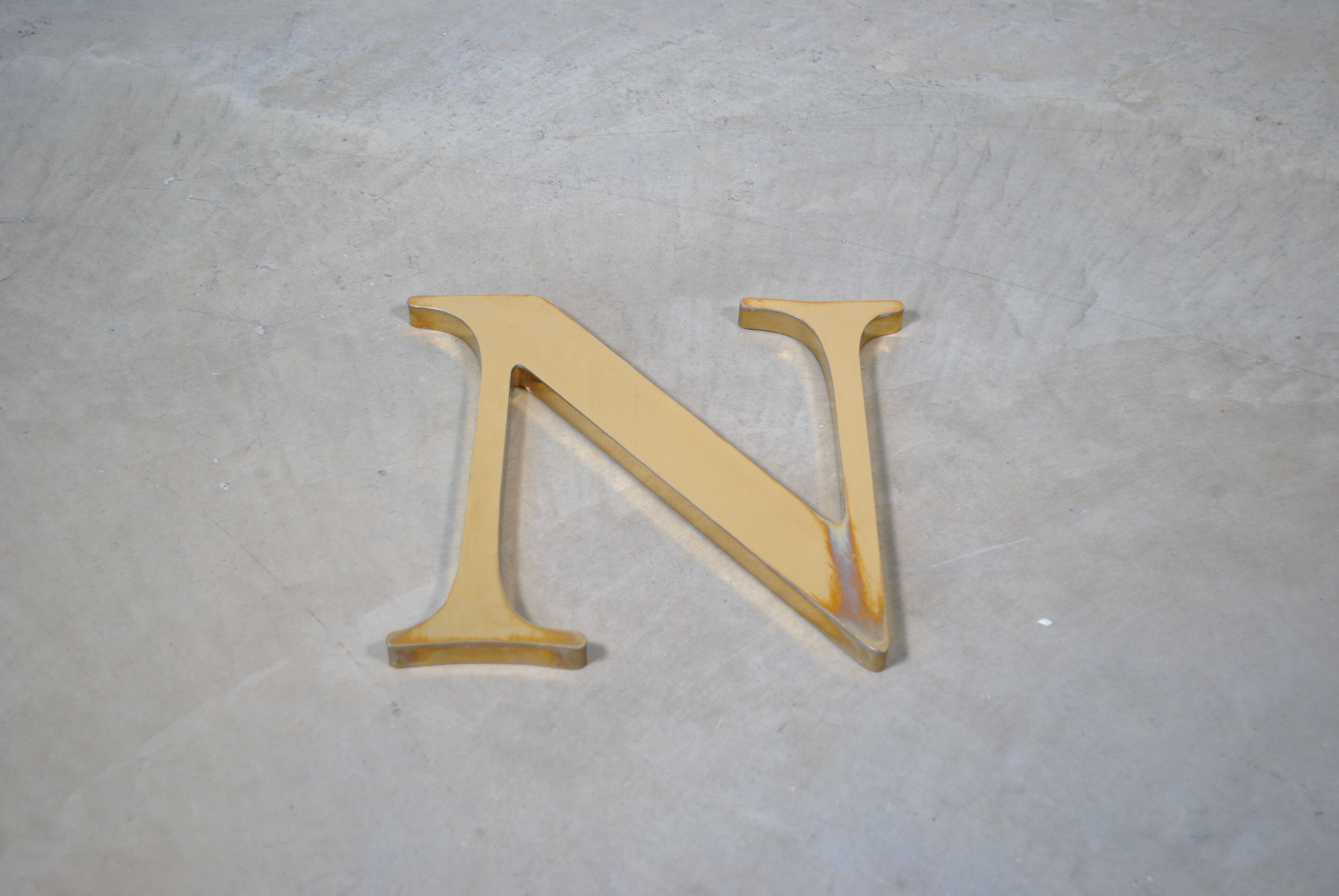 Lettre enseigne en métal dorée "N" 1980