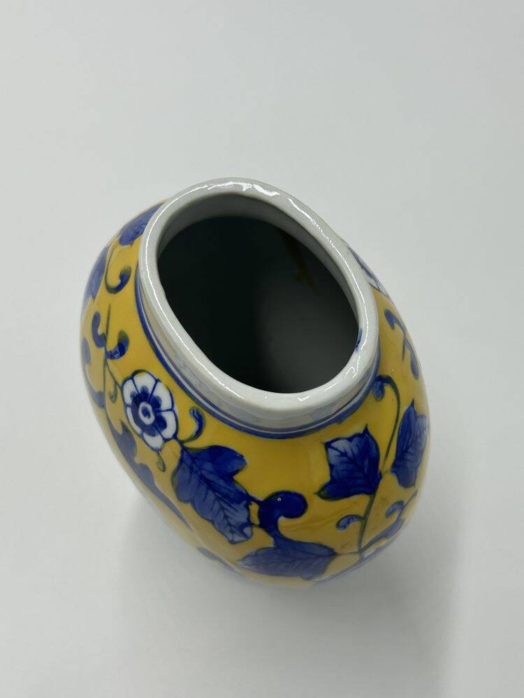 Yellow Chinese vase with blue patterns, 19th century
