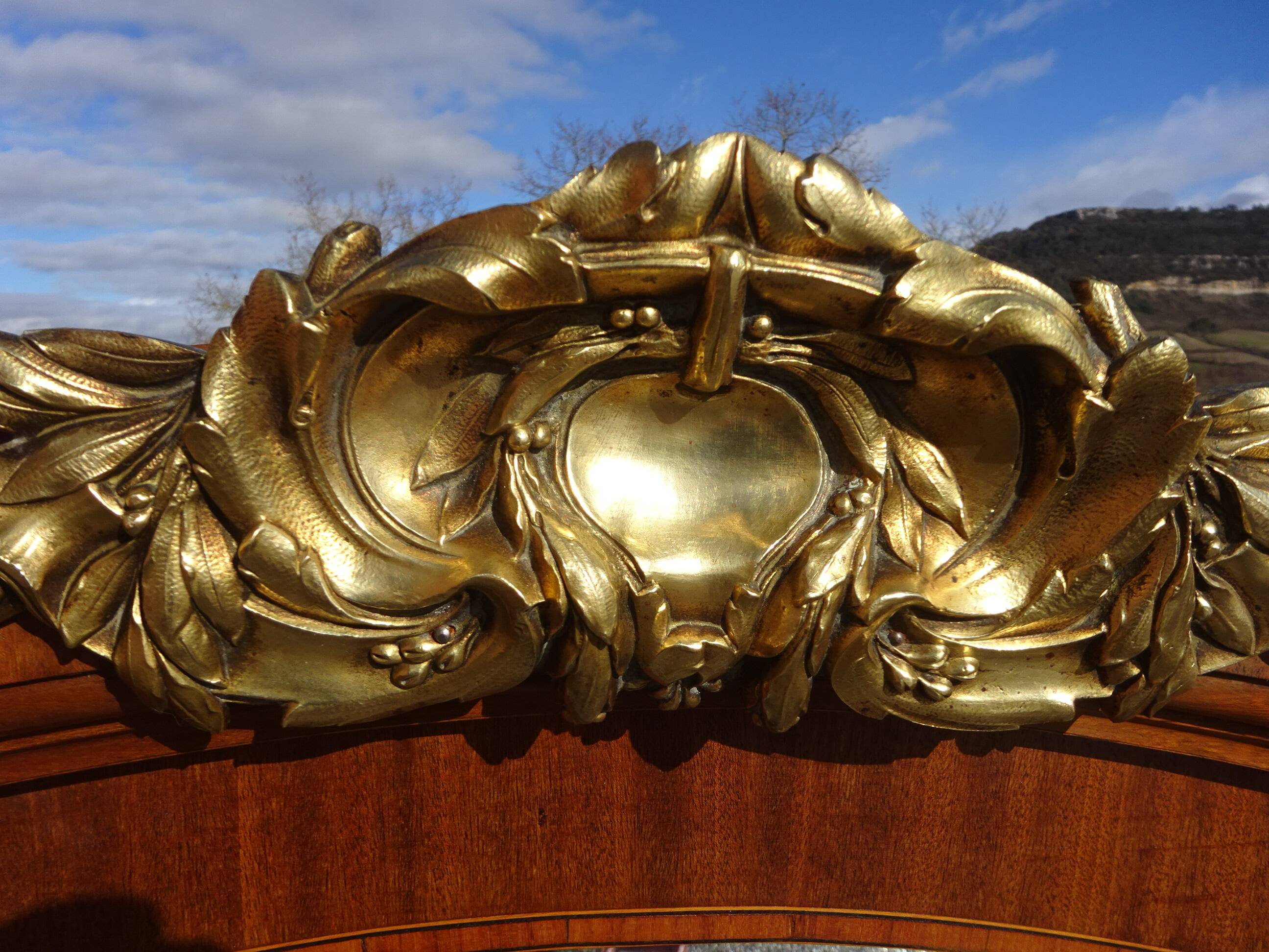 Ancienne armoire Louis XVI avec bronze et marqueterie