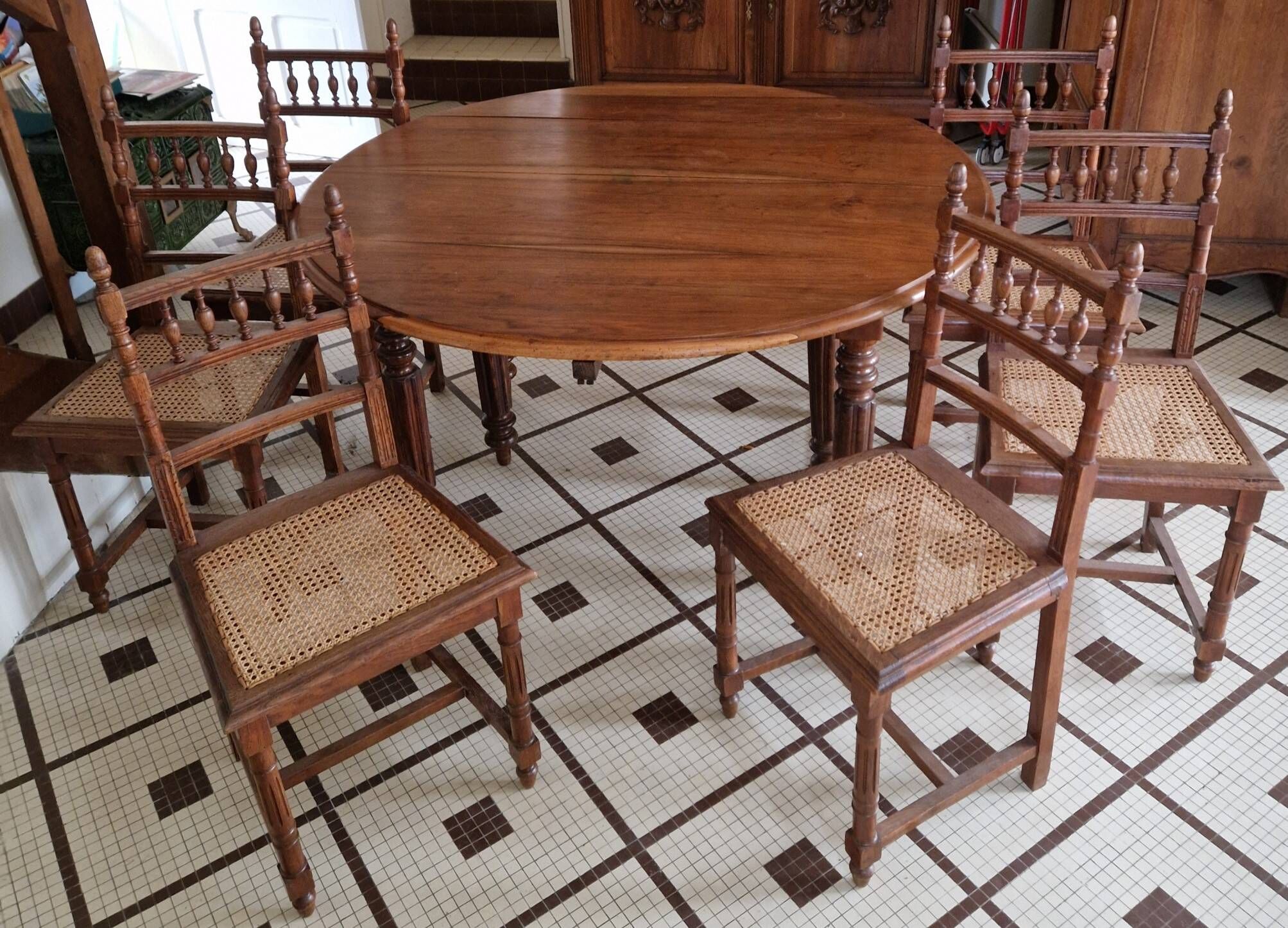 Extendable walnut table, 6 caned chairs in Henri II Neo-Renaissance style.
