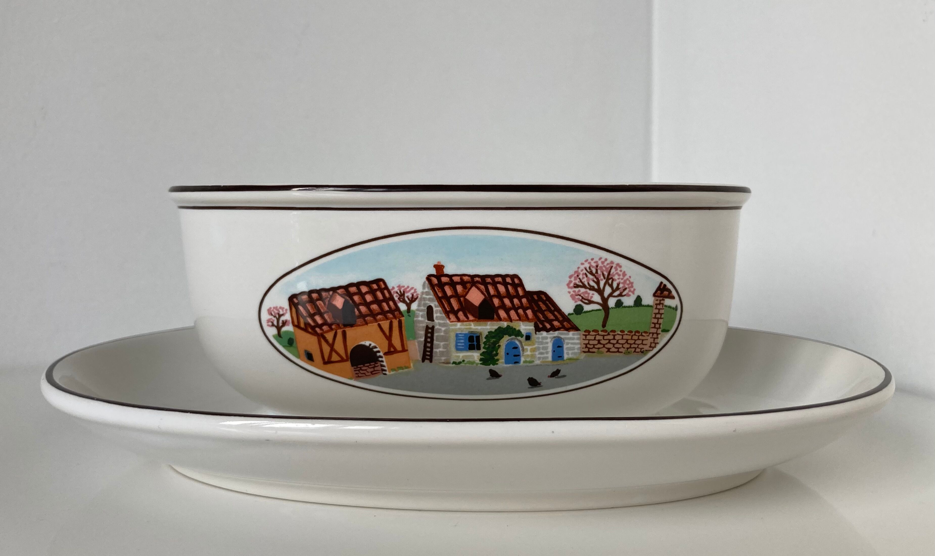Saucière ovale Design Naïf sur son présentoir en vitro-porcelaine de Villeroy & Boch