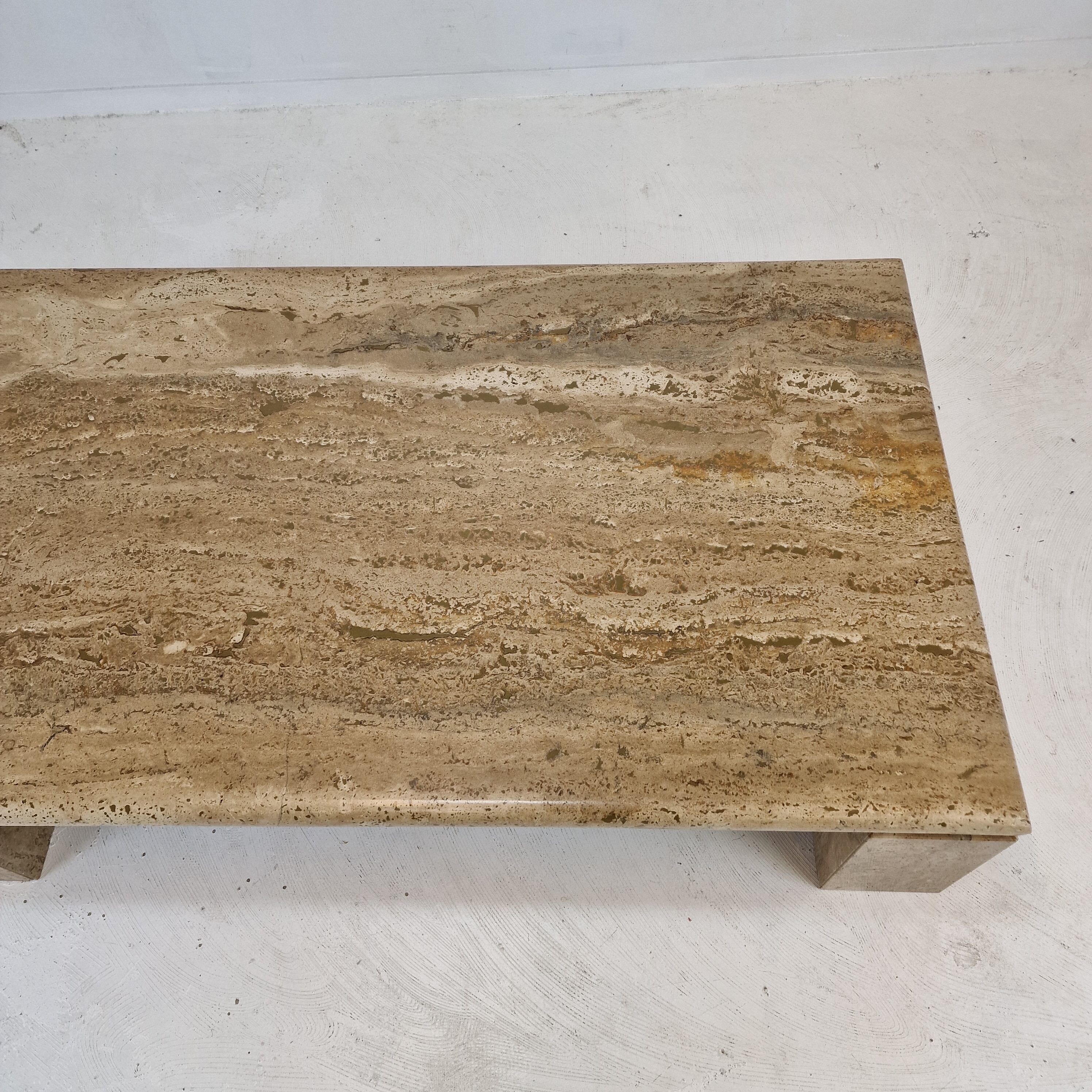 Table basse italienne en travertin, années 1980