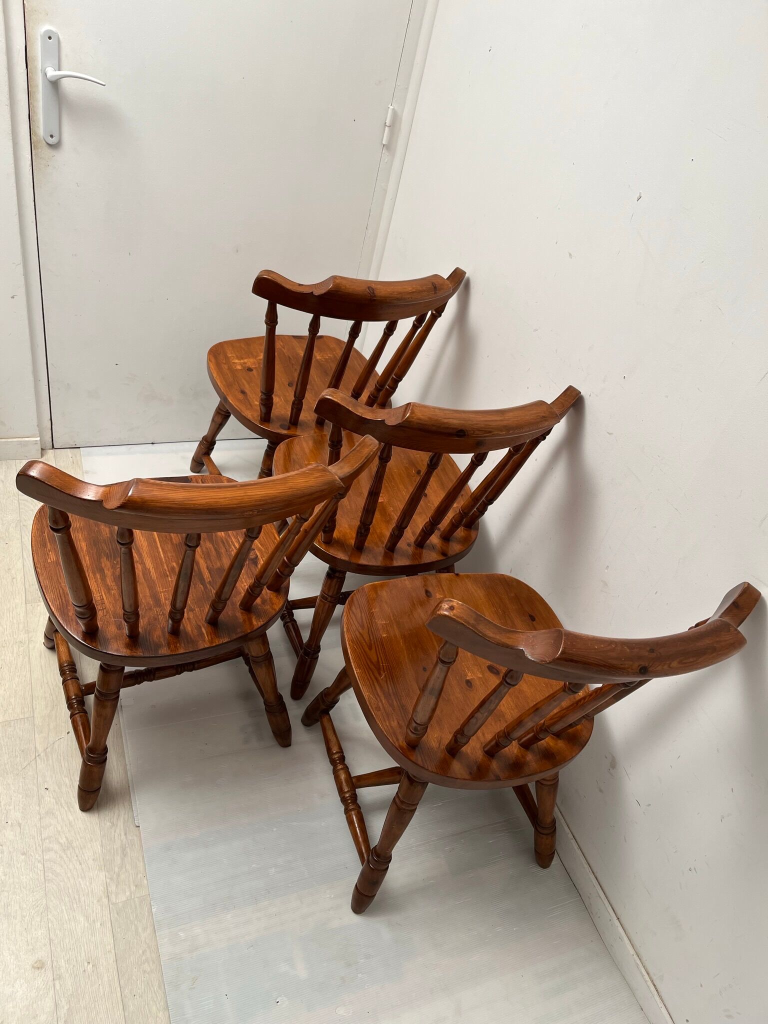 4 chaises western de saloon vintage 1970-1980
