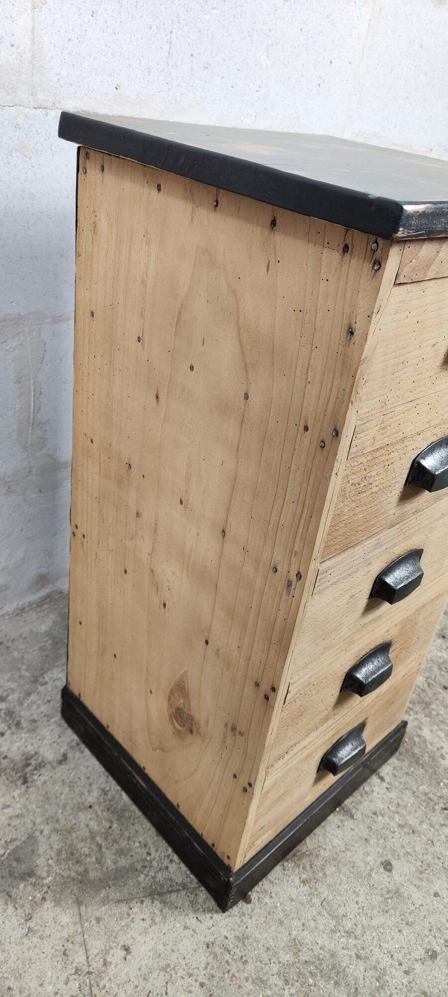 Workshop furniture in raw wood