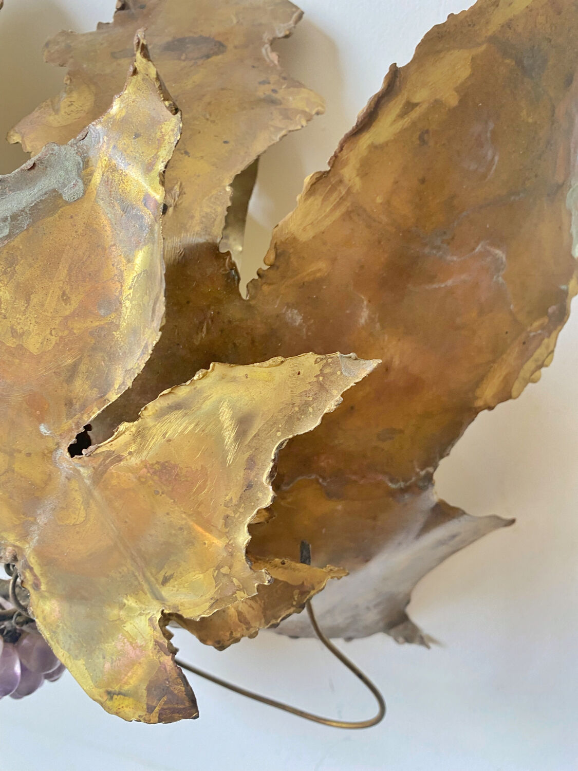 Grape brass wall light