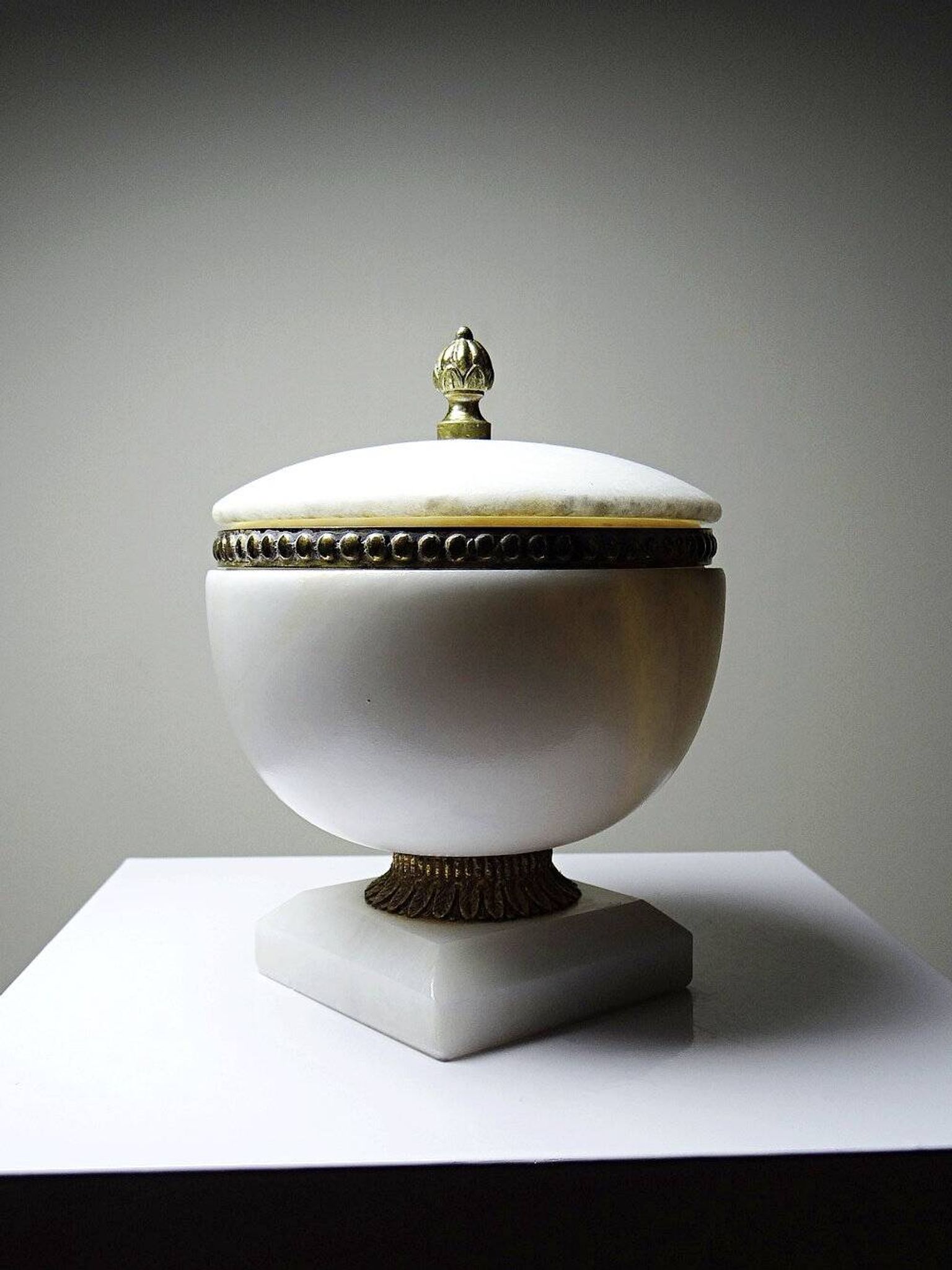 Alabaster and bronze bonbonnière in Empire style, circa 1900-1930.