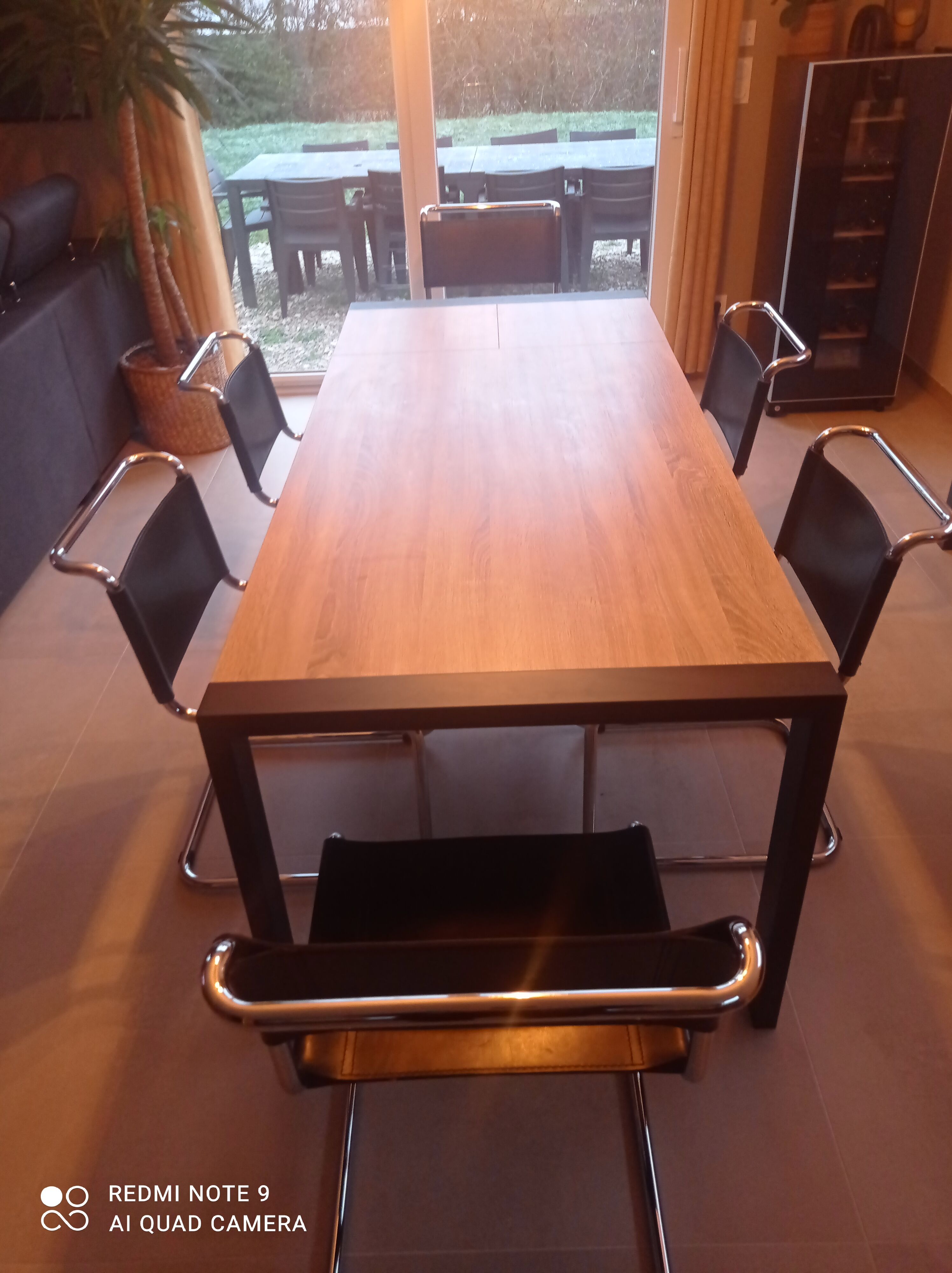 Paire de chaises en cuir noir et chrome modele Spoletto du designer Bersanelli