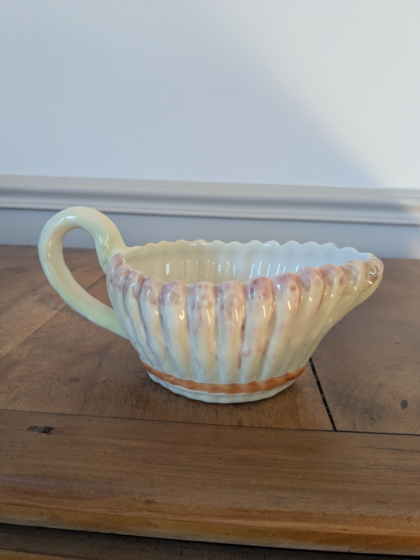 Gravy boat in slipware