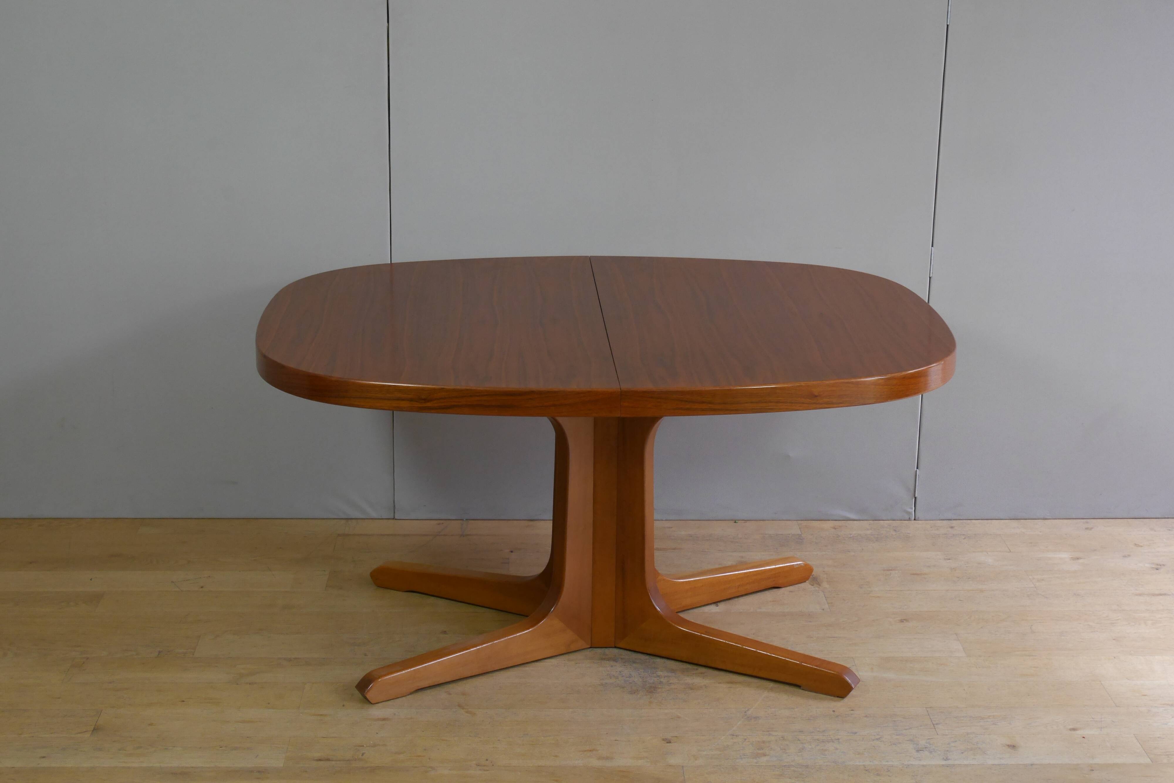 Baumann oval teak table with extensions