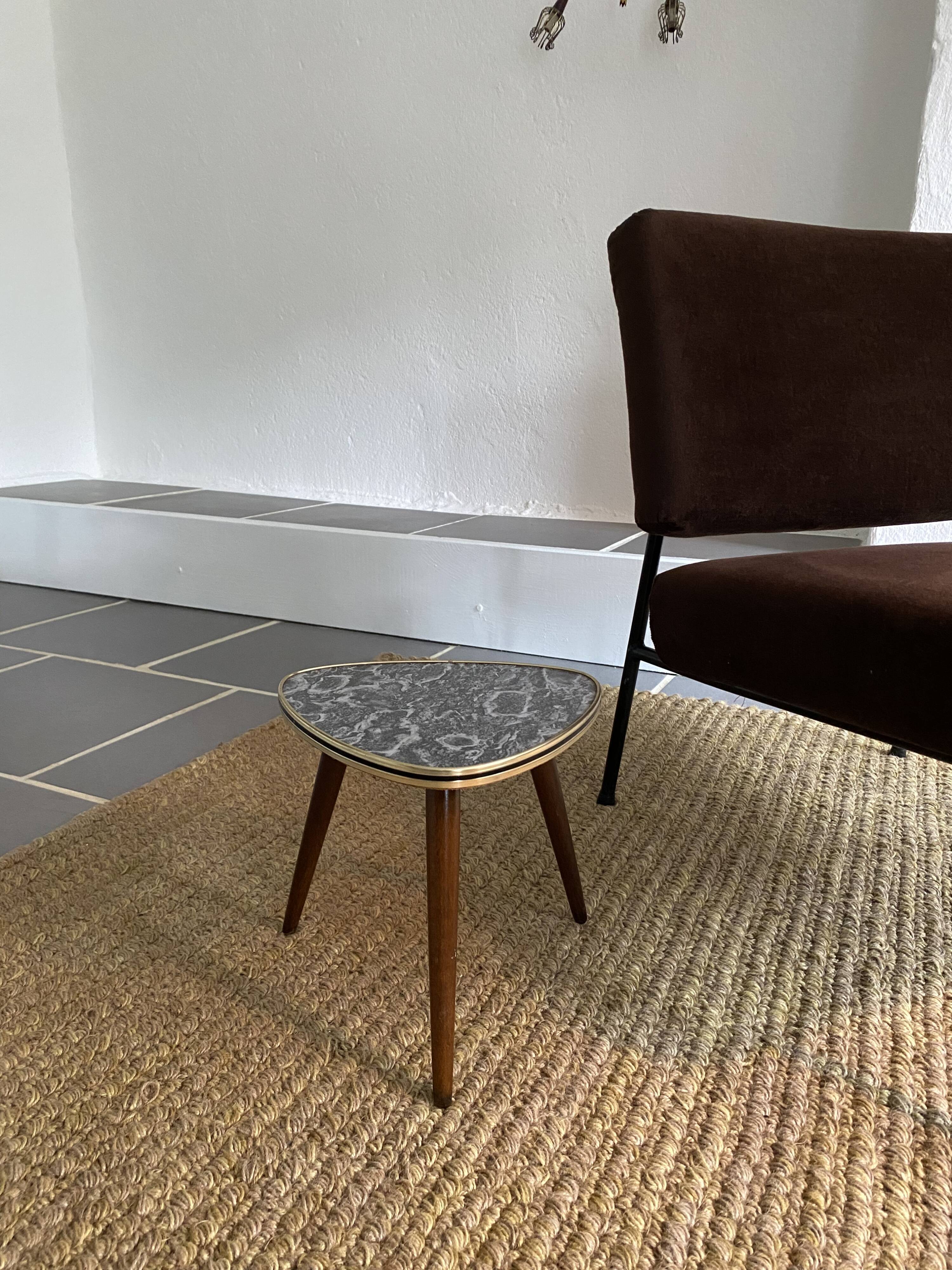 Tripod harness carries vintage formica plant