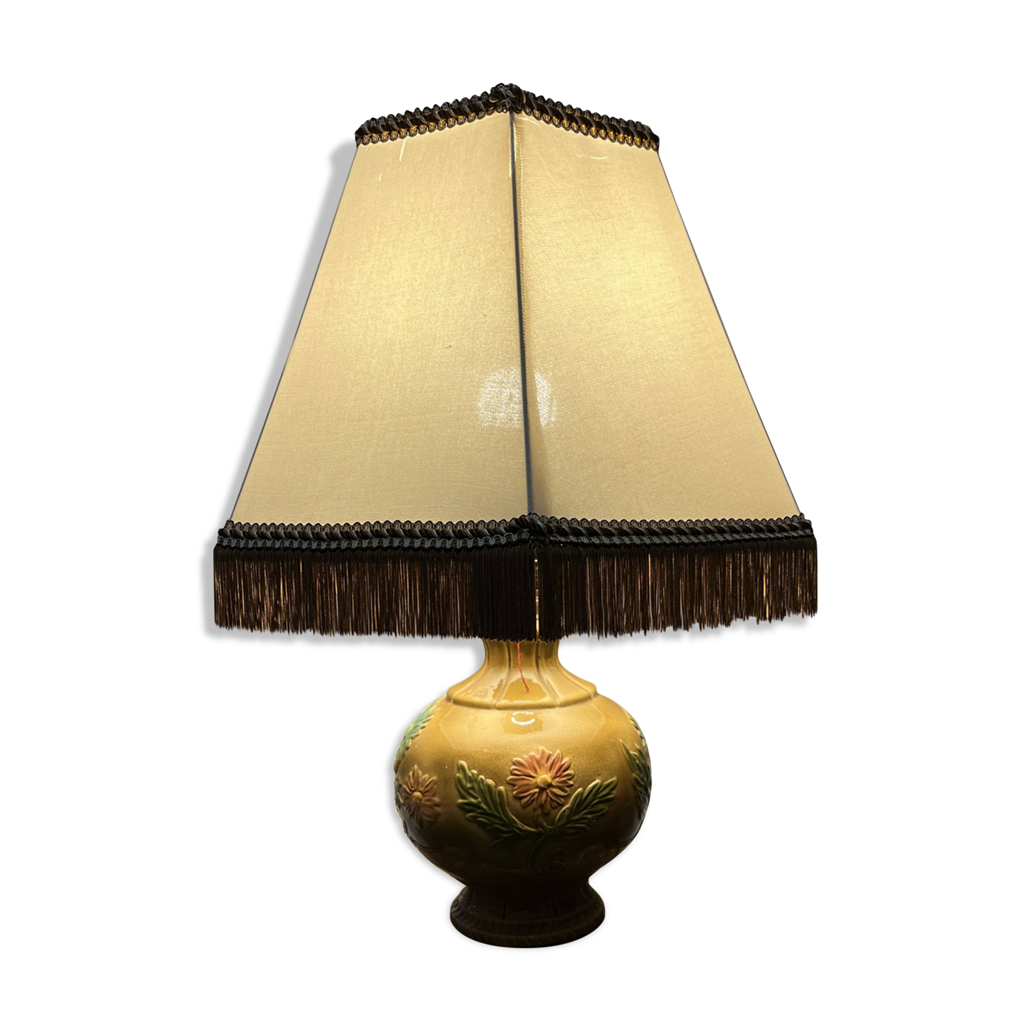 Ceramic table lamp with flower decor