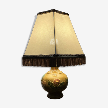 Ceramic table lamp with flower decor