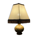 Ceramic table lamp with flower decor
