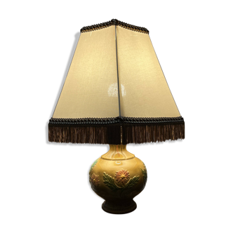 Ceramic table lamp with flower decor