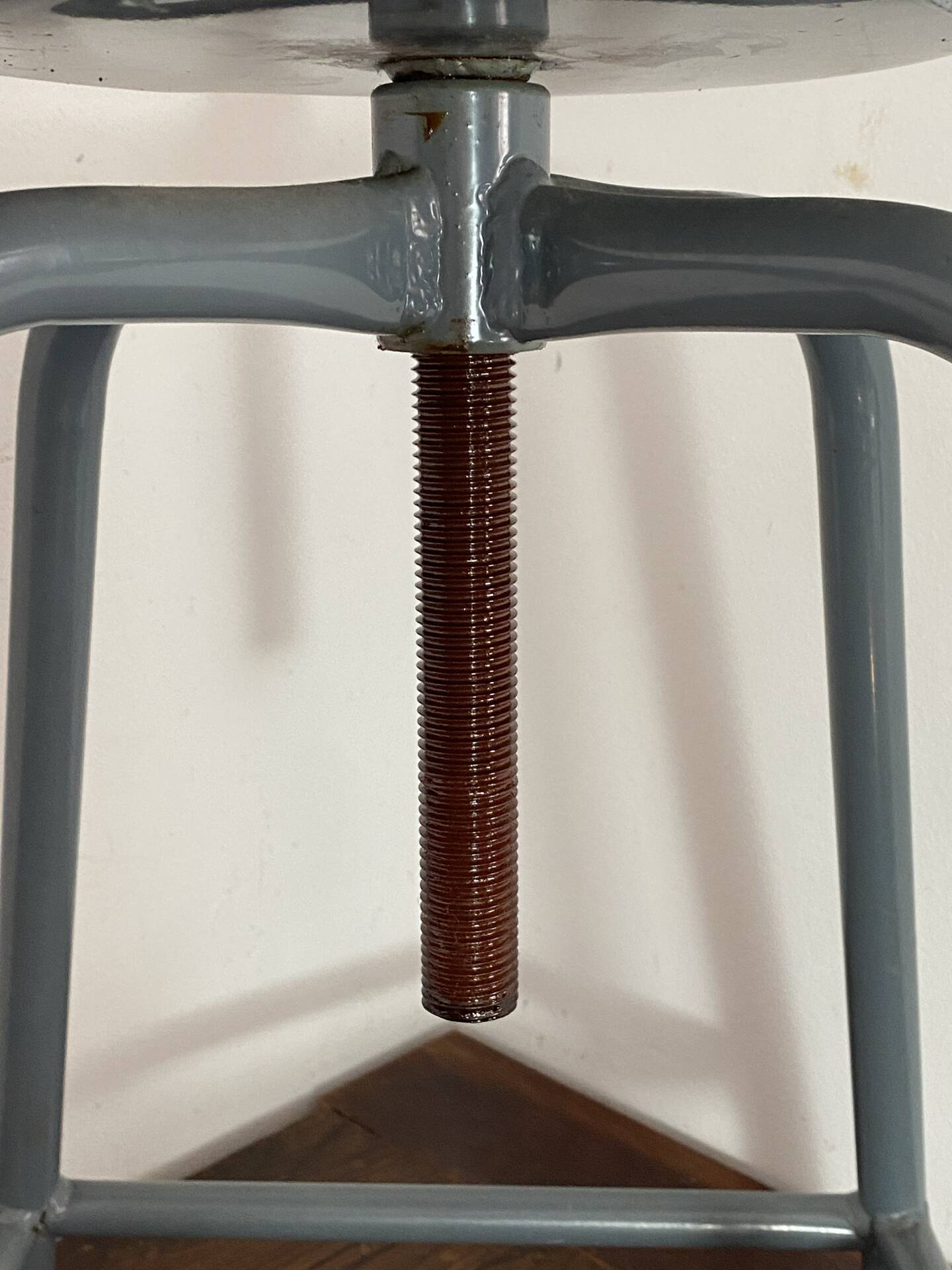 Tabouret d'atelier en métal et bois réglable en hauteur