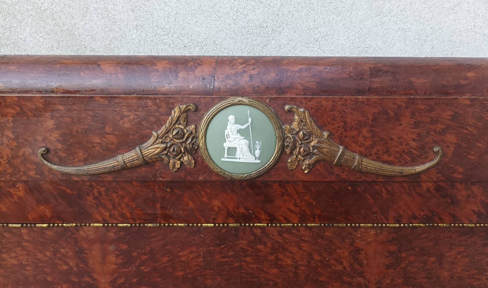 Lit Louis XVI en loupe de thuya