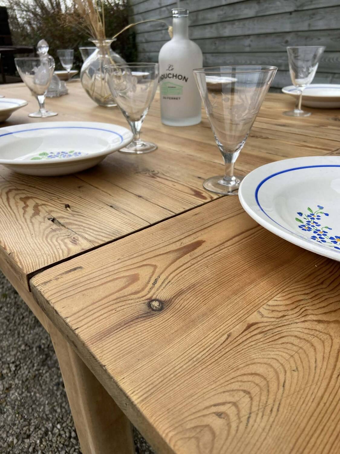 Old solid pine table – farmhouse spirit with a rustic style