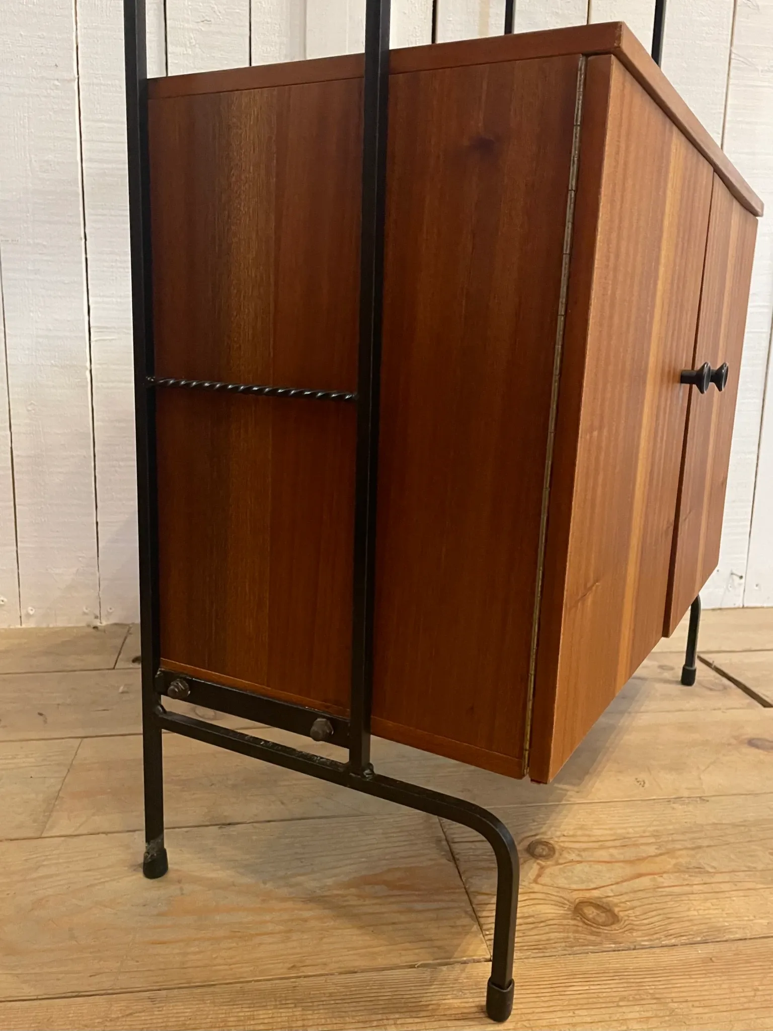 Small piece of furniture on legs