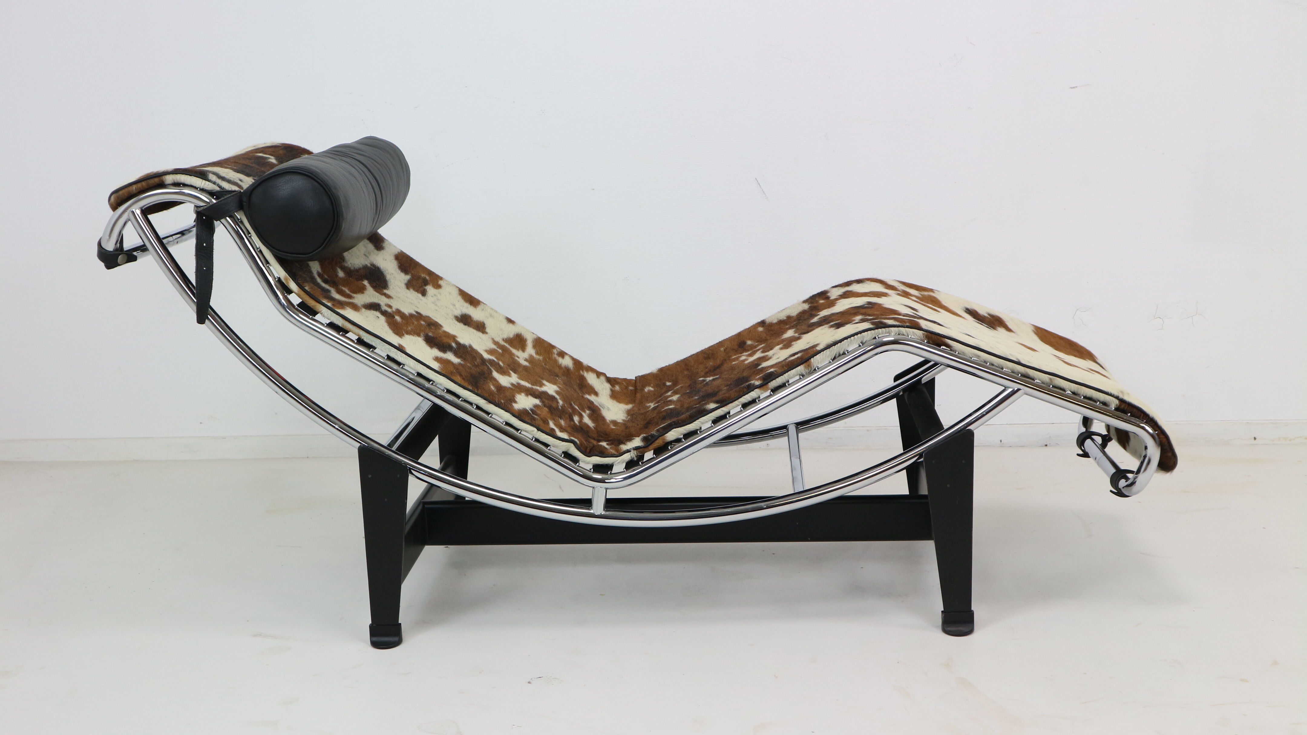 Chair long "LC4" Le Corbusier, Cassina Edition, Ponyskin.