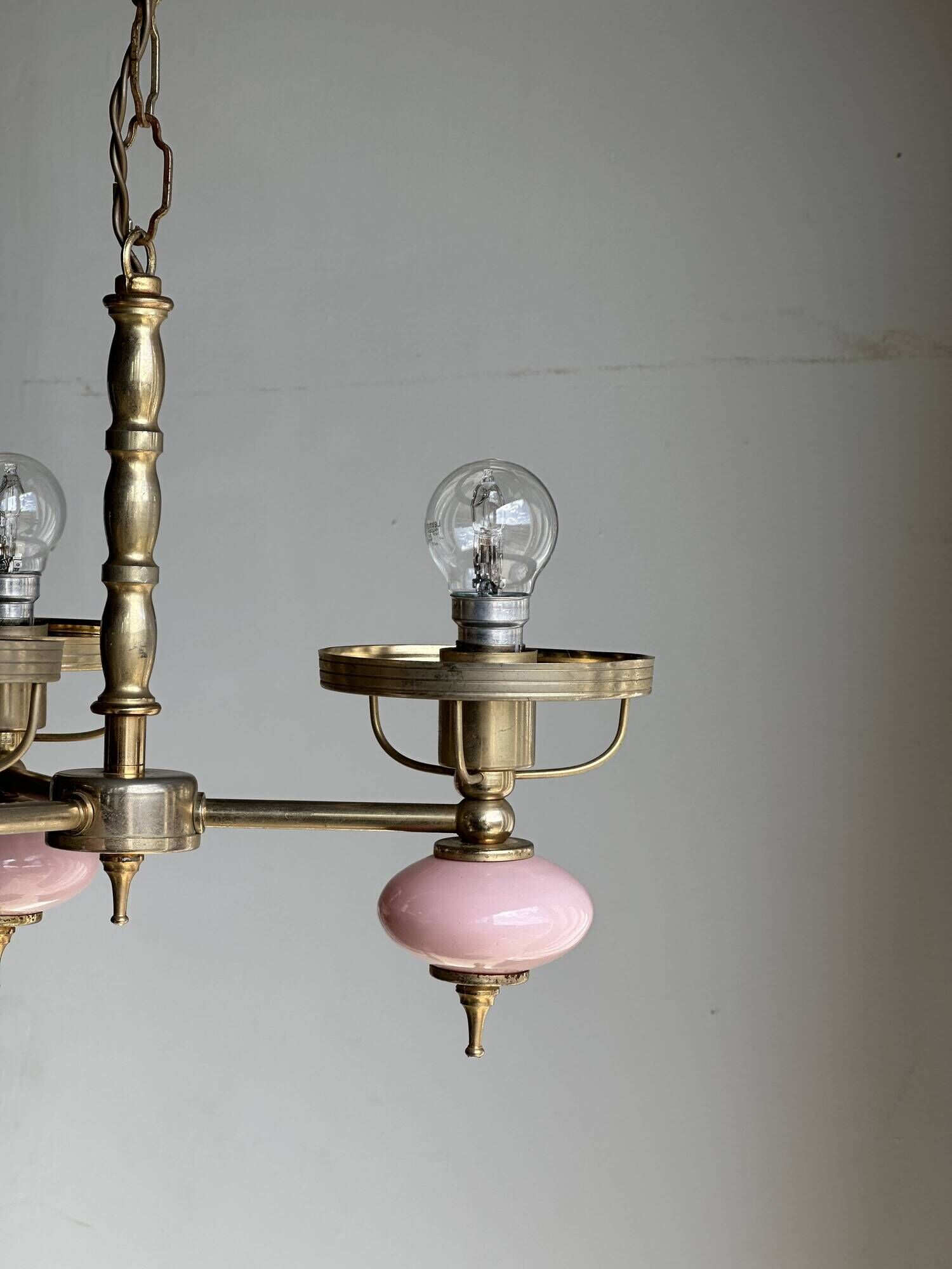 Petit lustre rose et doré à 3 bras de lumières