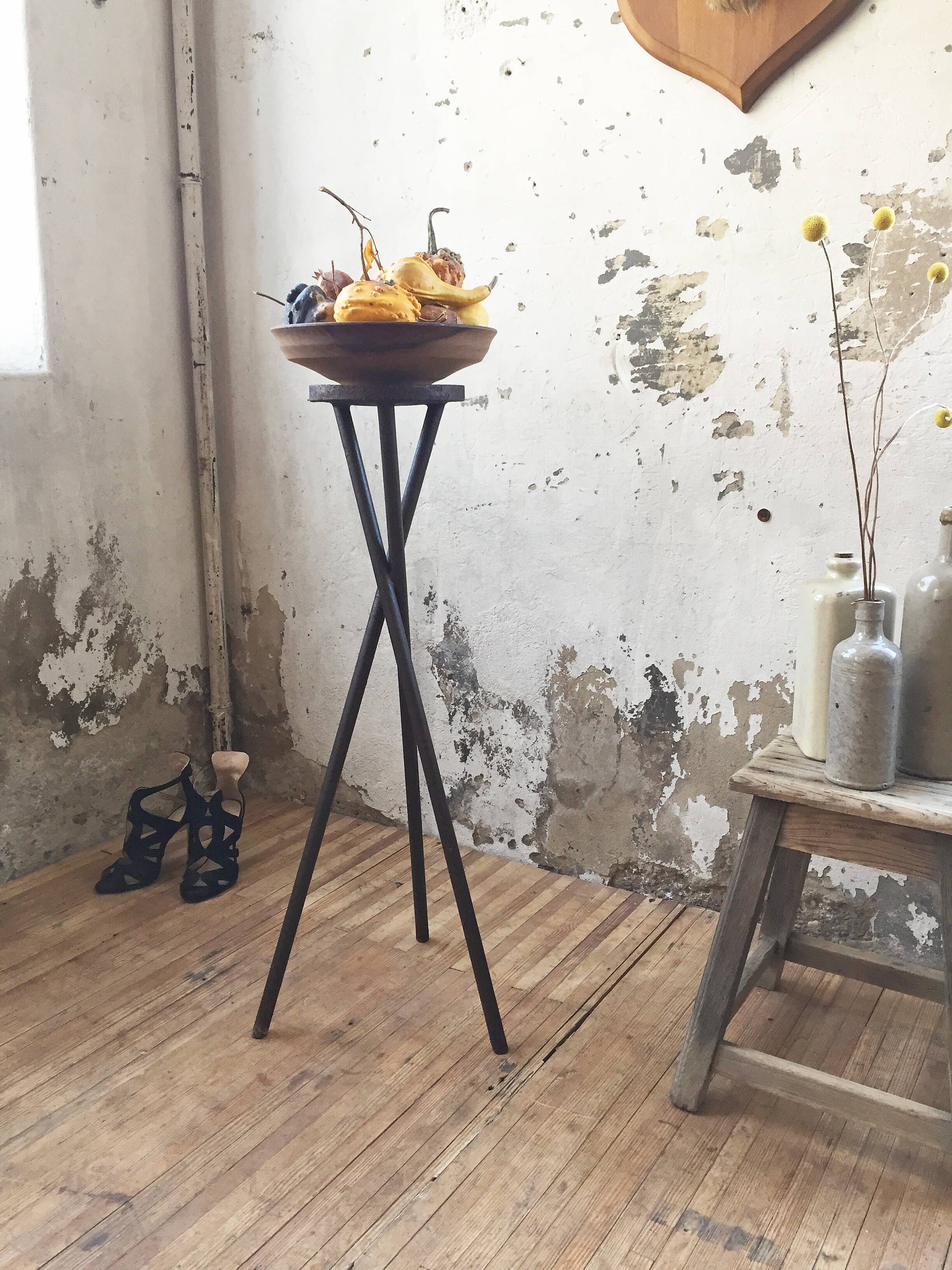 Support sculpture or tripod plants