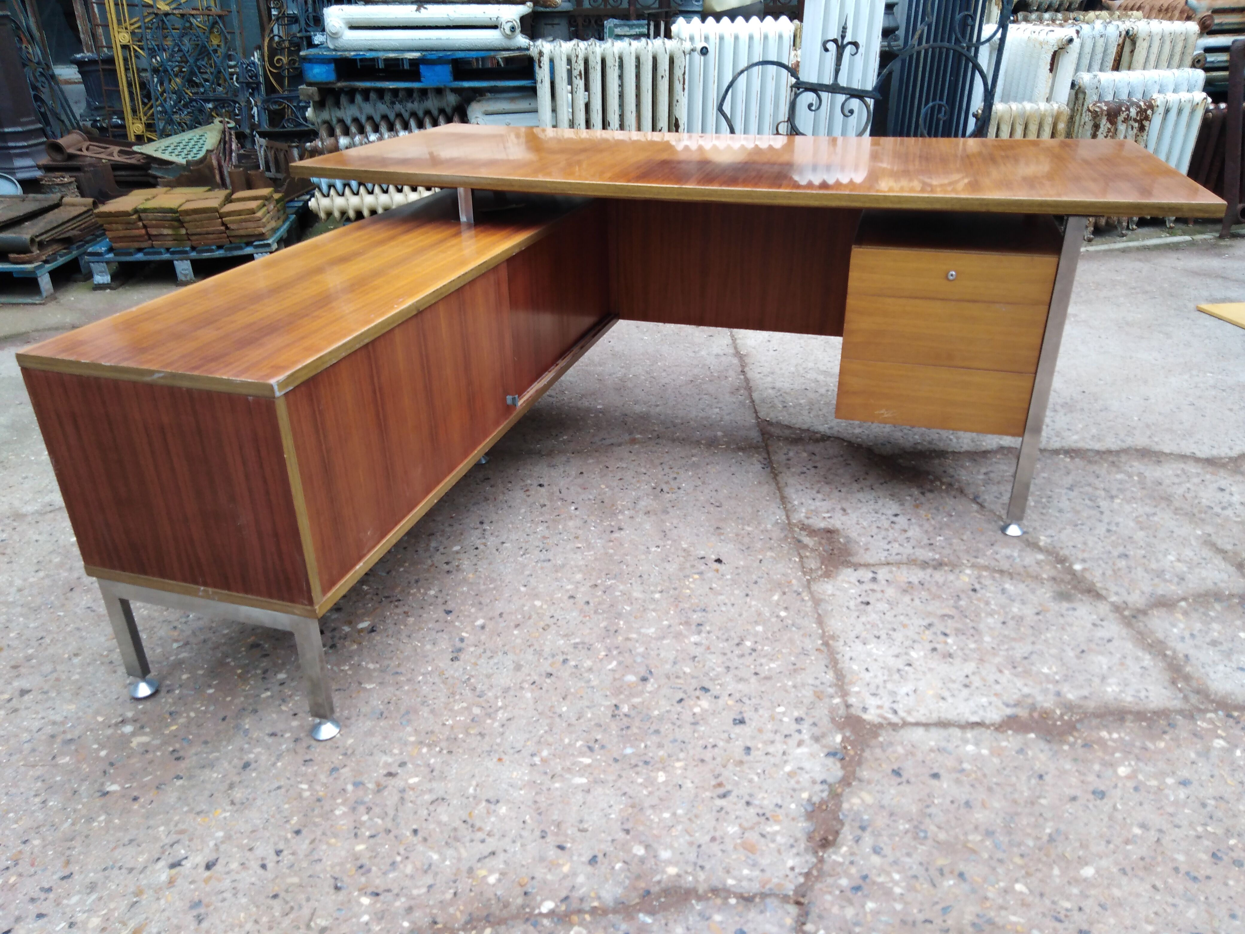 Grand Bureau design 1970 with return. light wood and chrome pietement